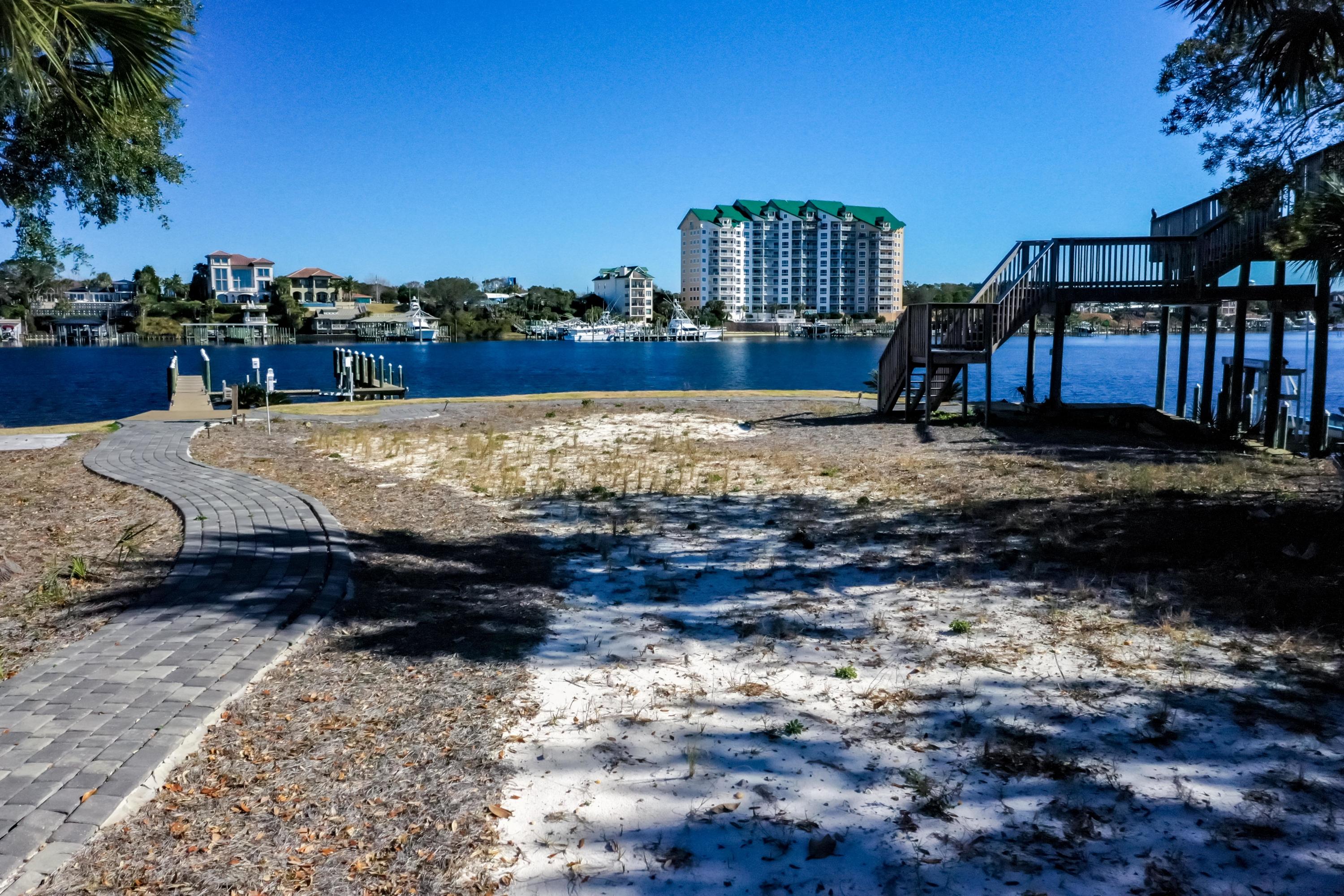 HOLIDAY ISLE - Land