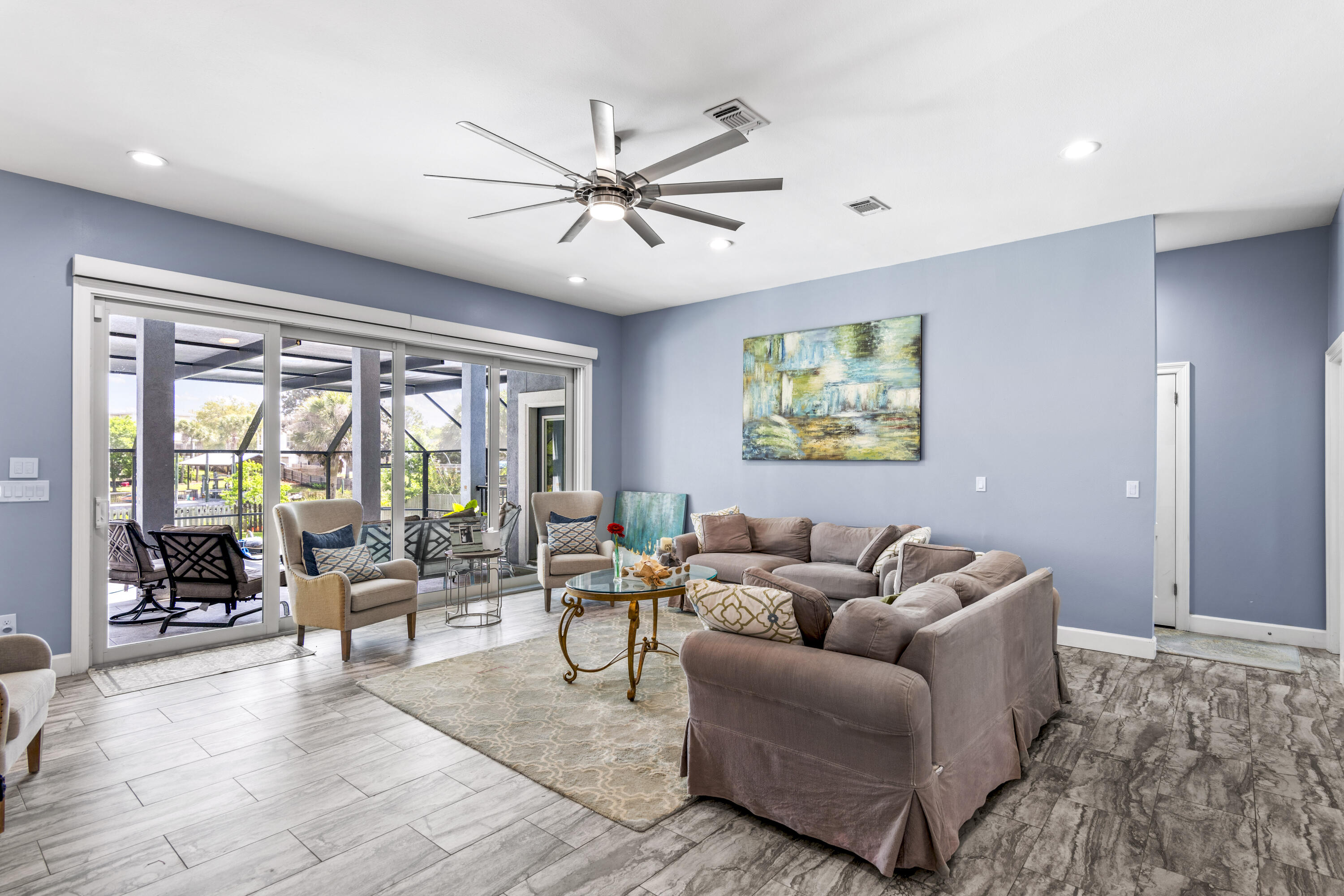 138 W Country Club Drive