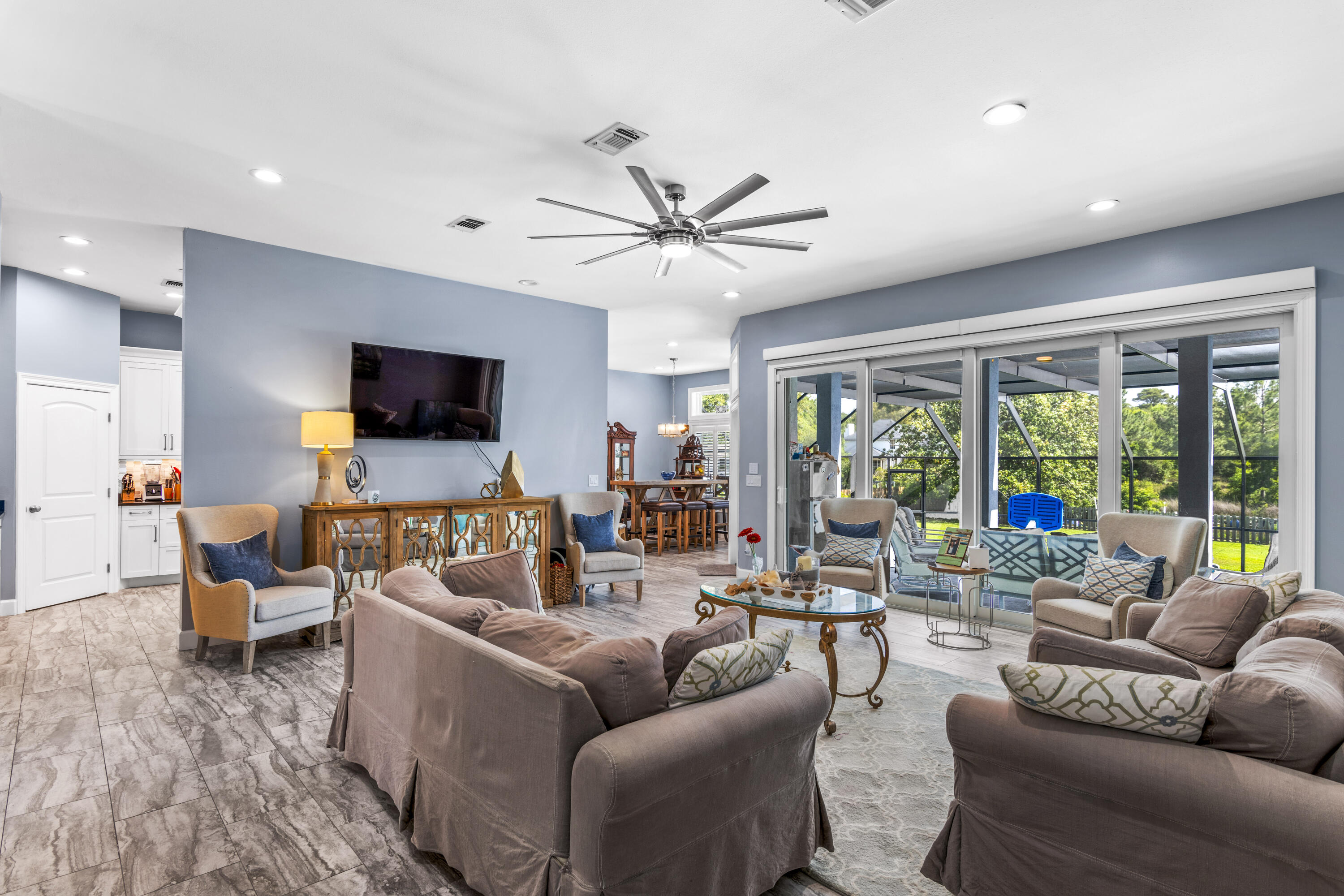 138 W Country Club Drive