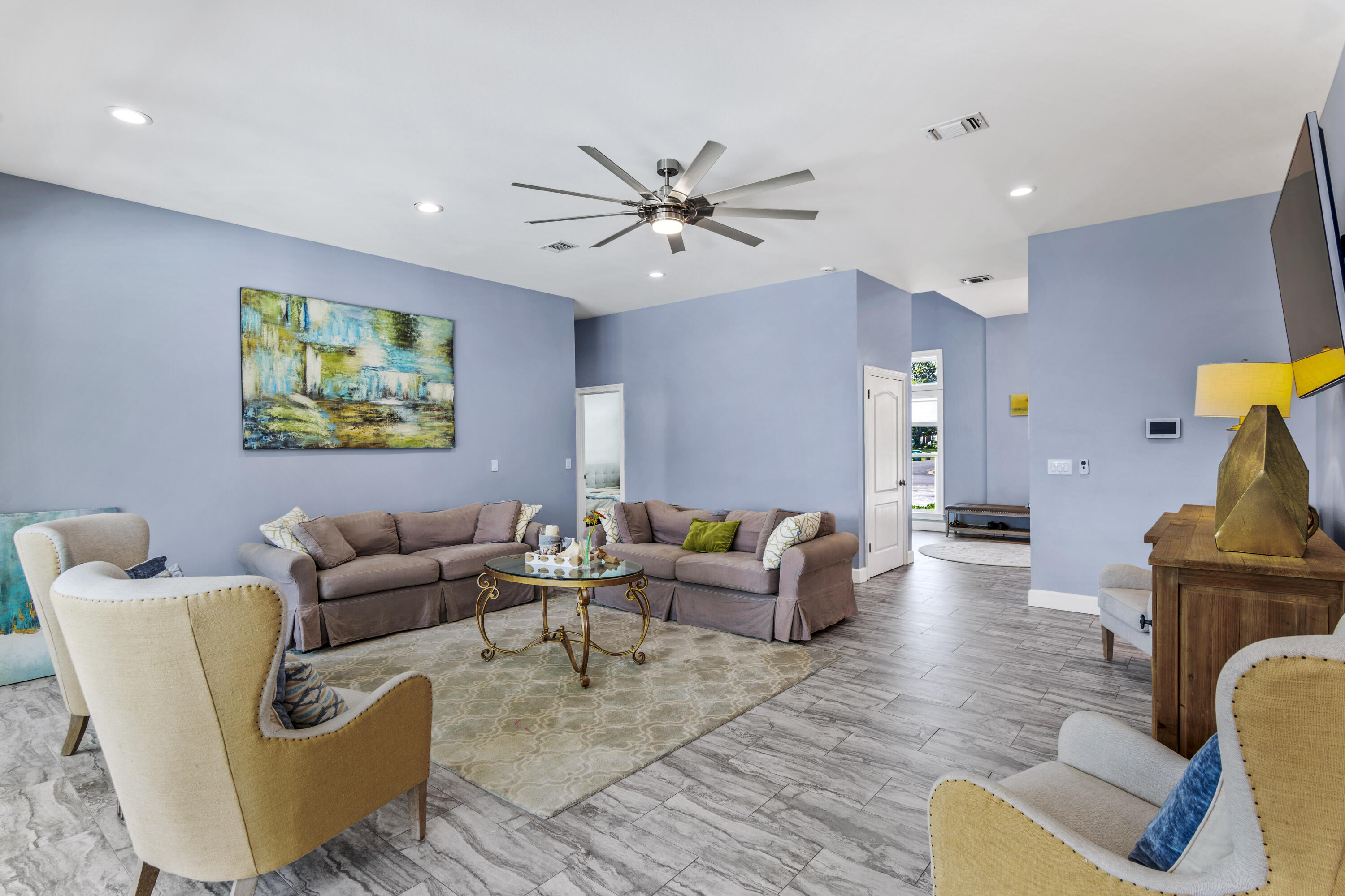 138 W Country Club Drive