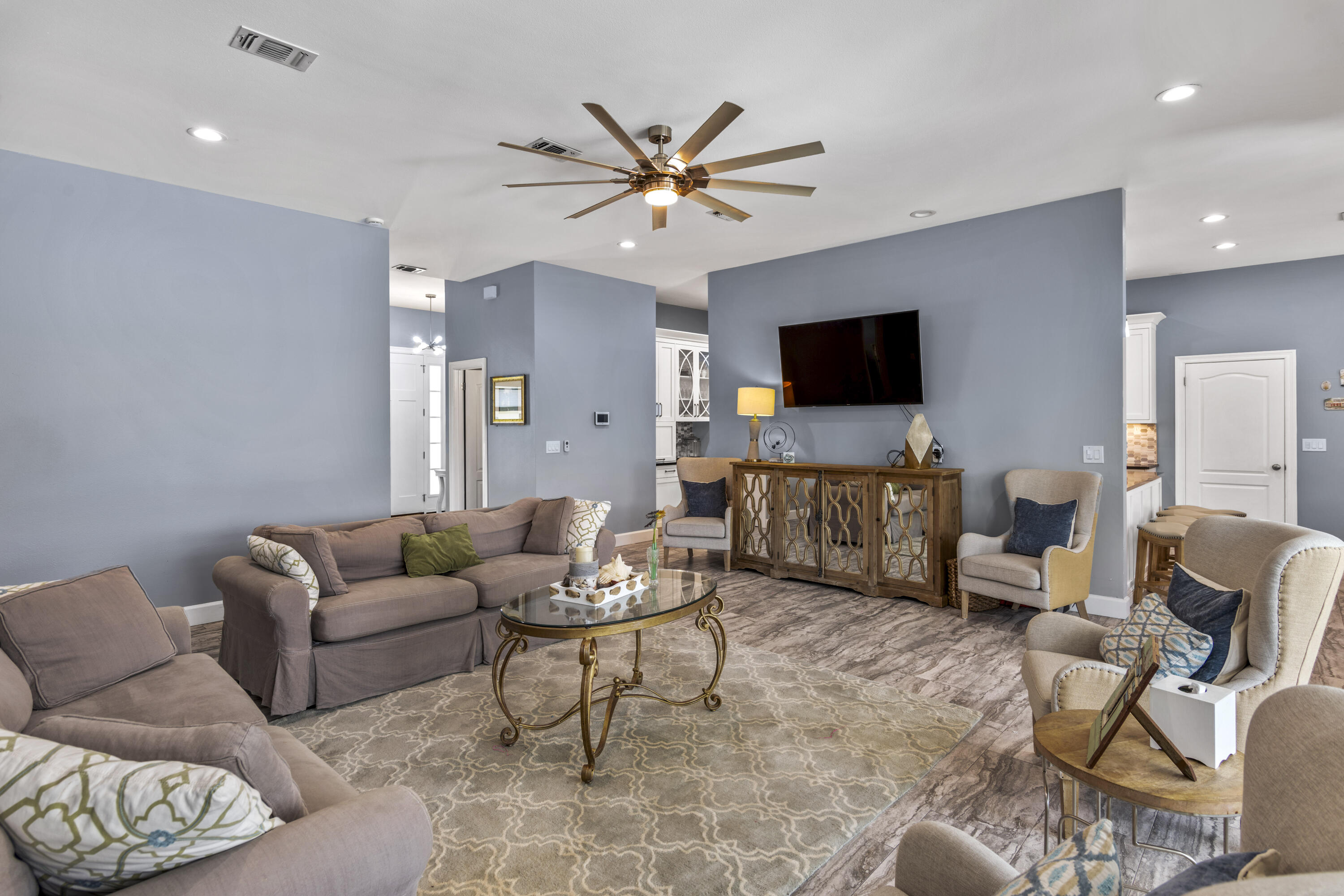 138 W Country Club Drive