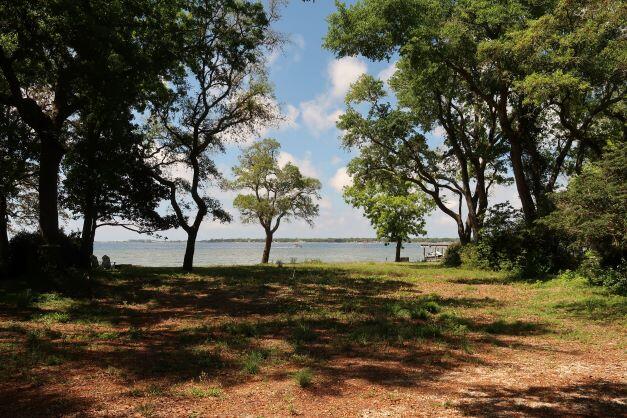 Waterfront living at it's best! This .63 acre lot has 138 feet of frontage on Choctawhatchee Bay. New seawall with riprap in front. Water ,sewer, gas and electric available. Survey available. Ready for you to build your new home.