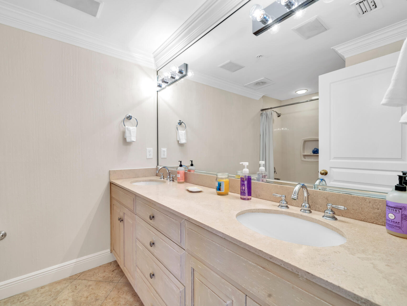 HOLIDAY ISLE TOWERS CONDO - Residential