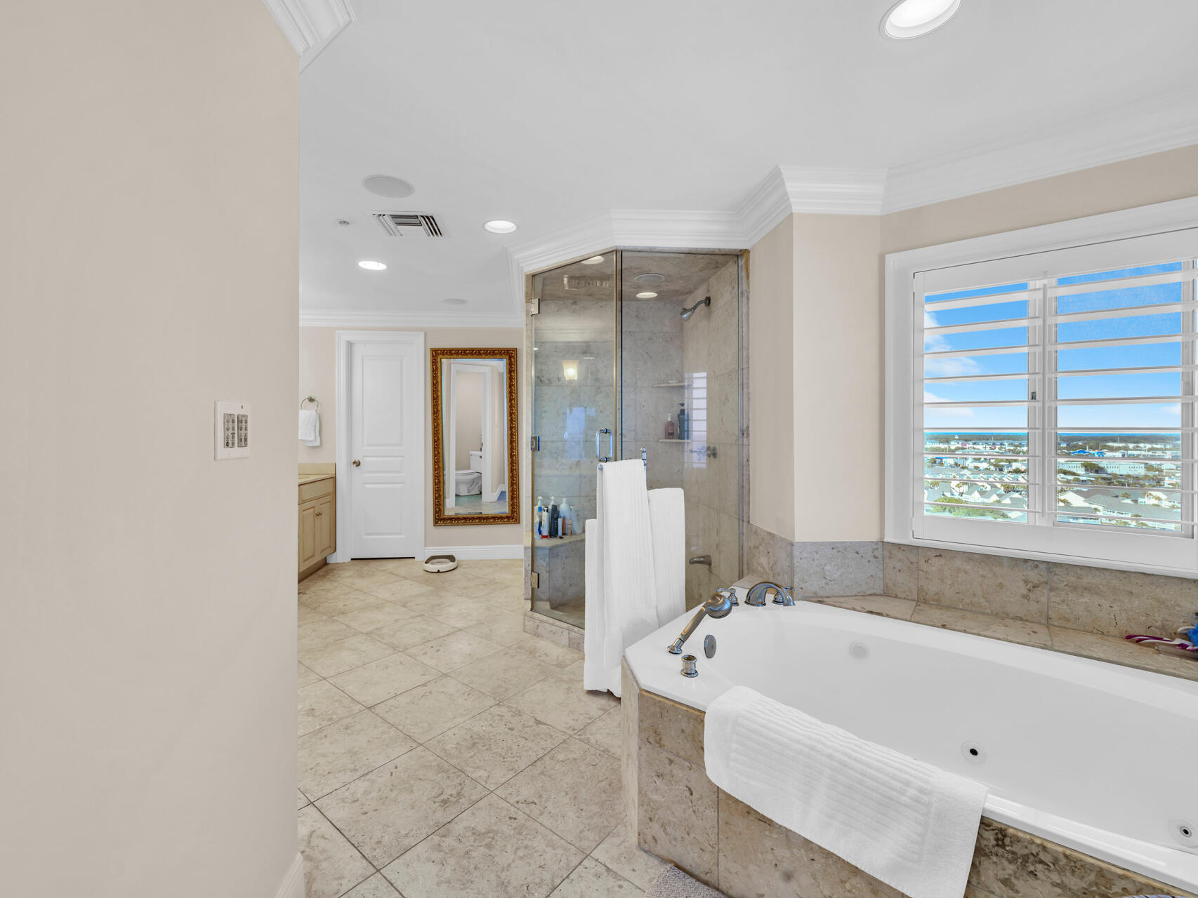 HOLIDAY ISLE TOWERS CONDO - Residential