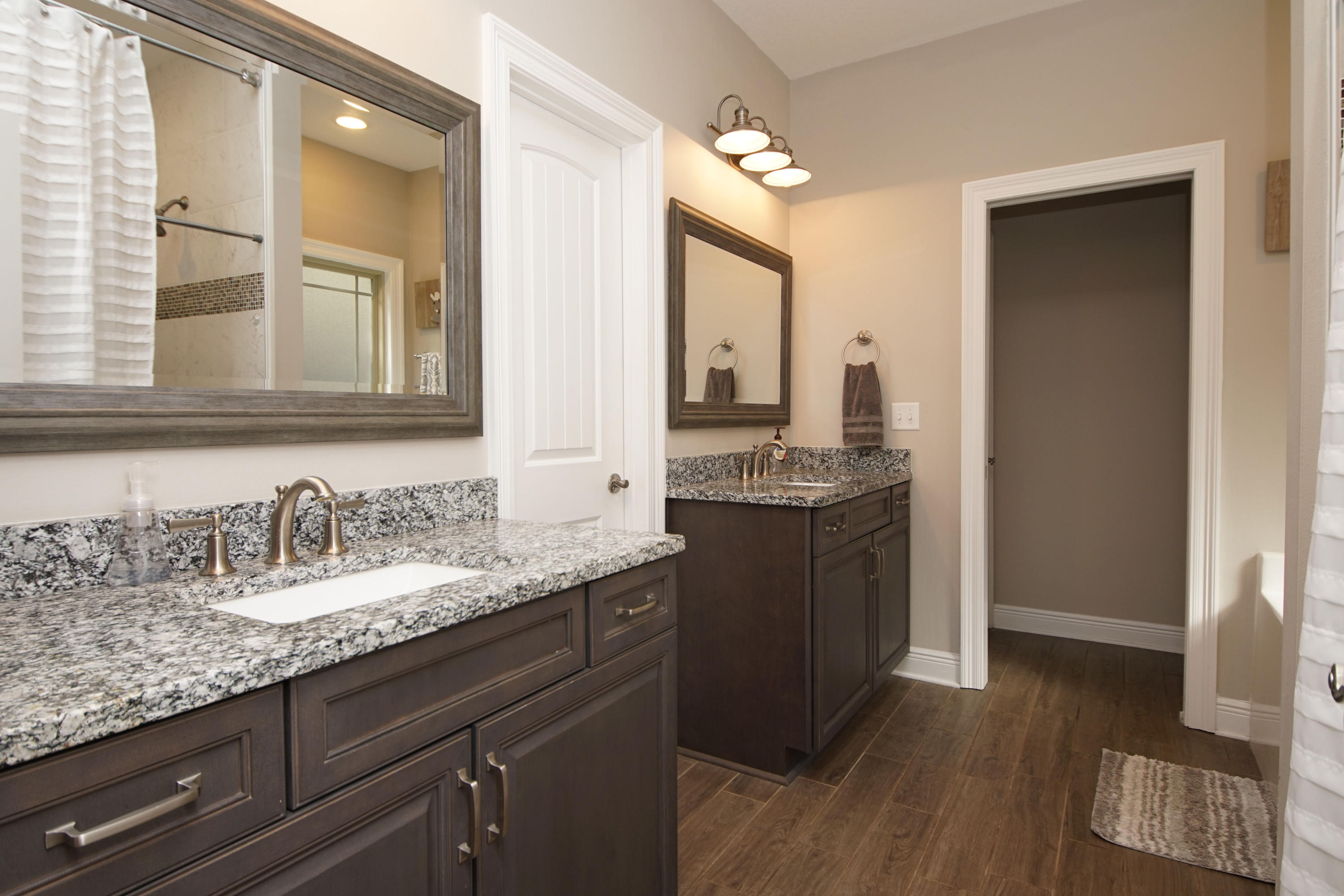 COLONIAL WOODS - Residential