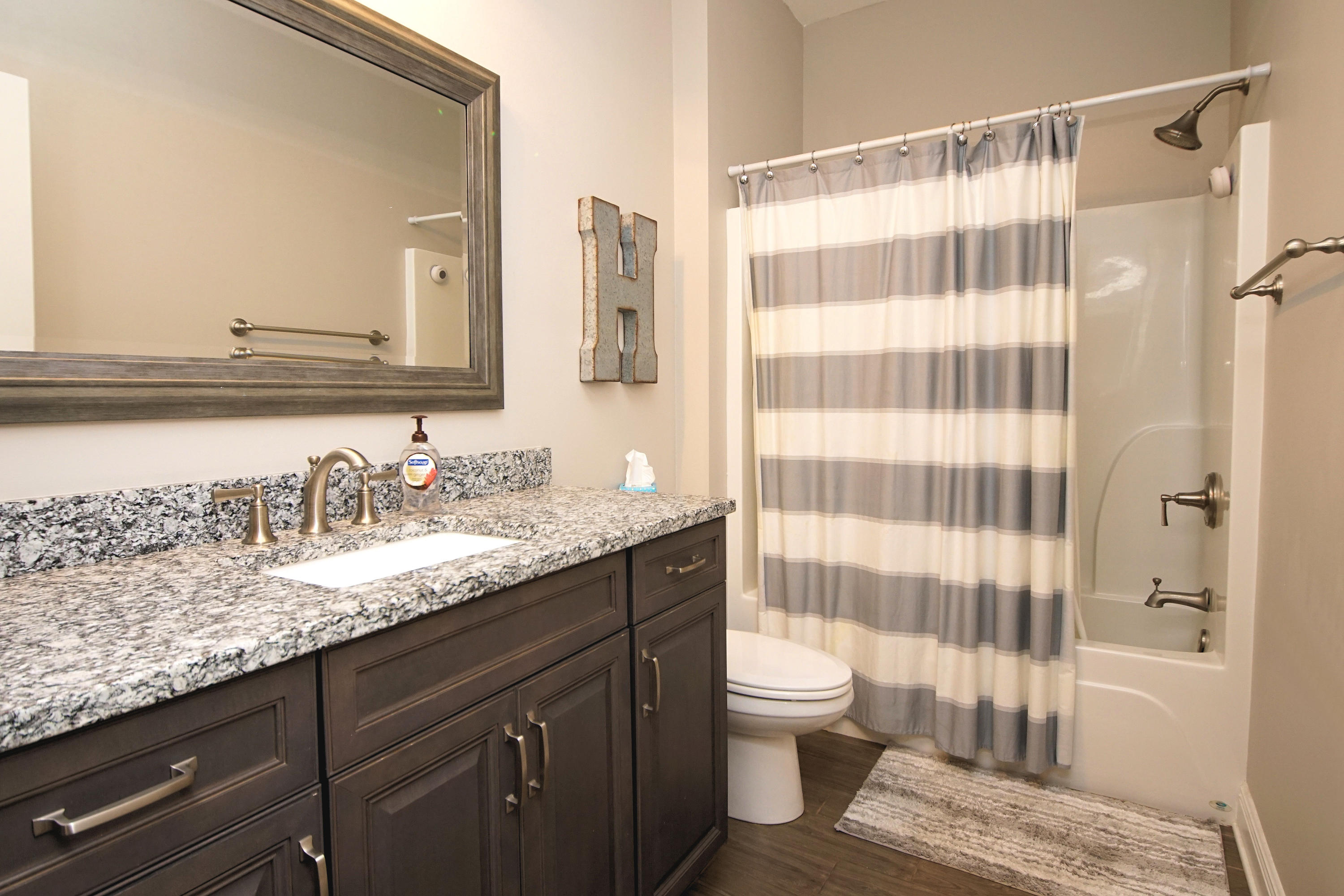 COLONIAL WOODS - Residential