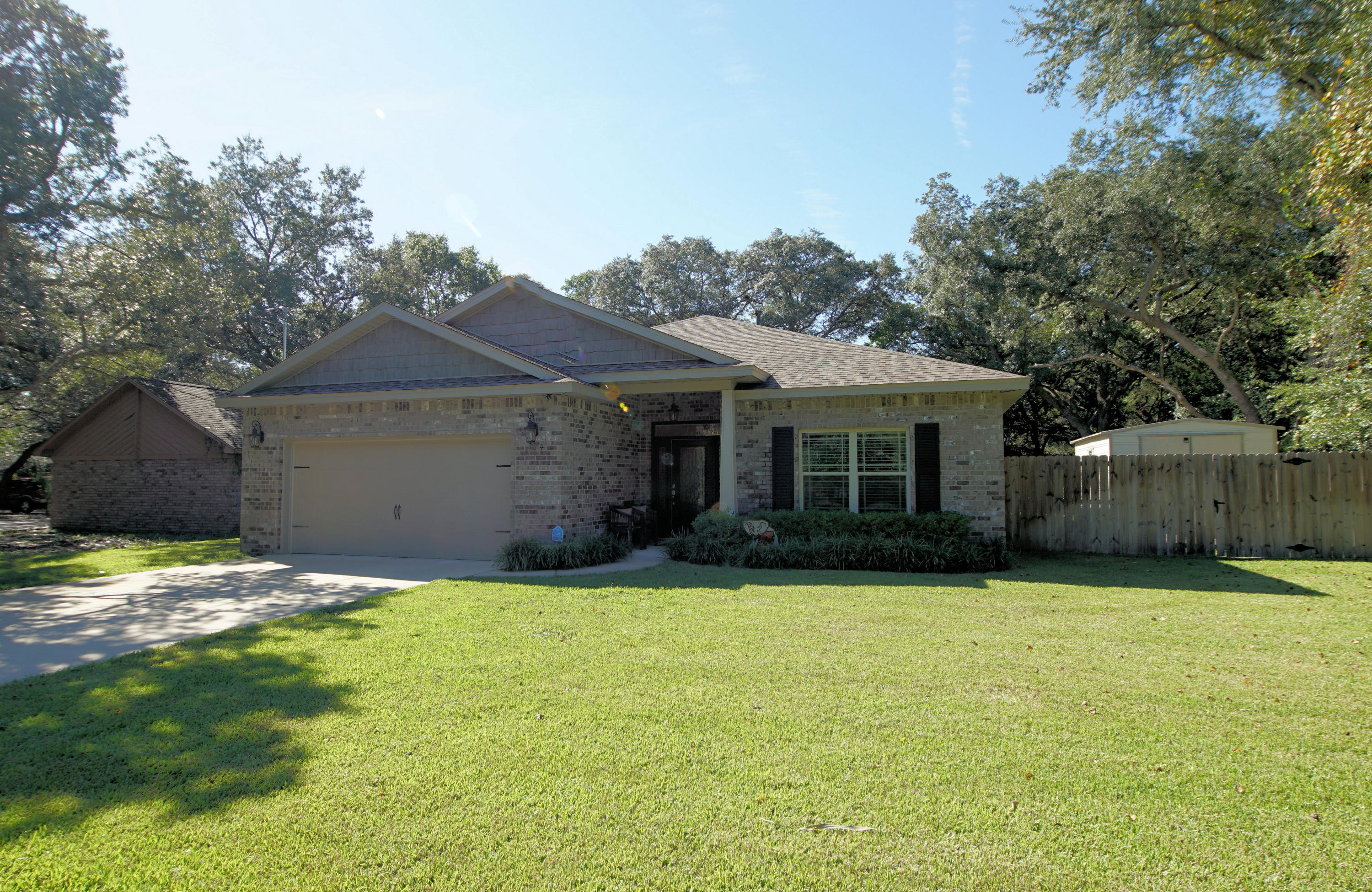 COLONIAL WOODS - Residential