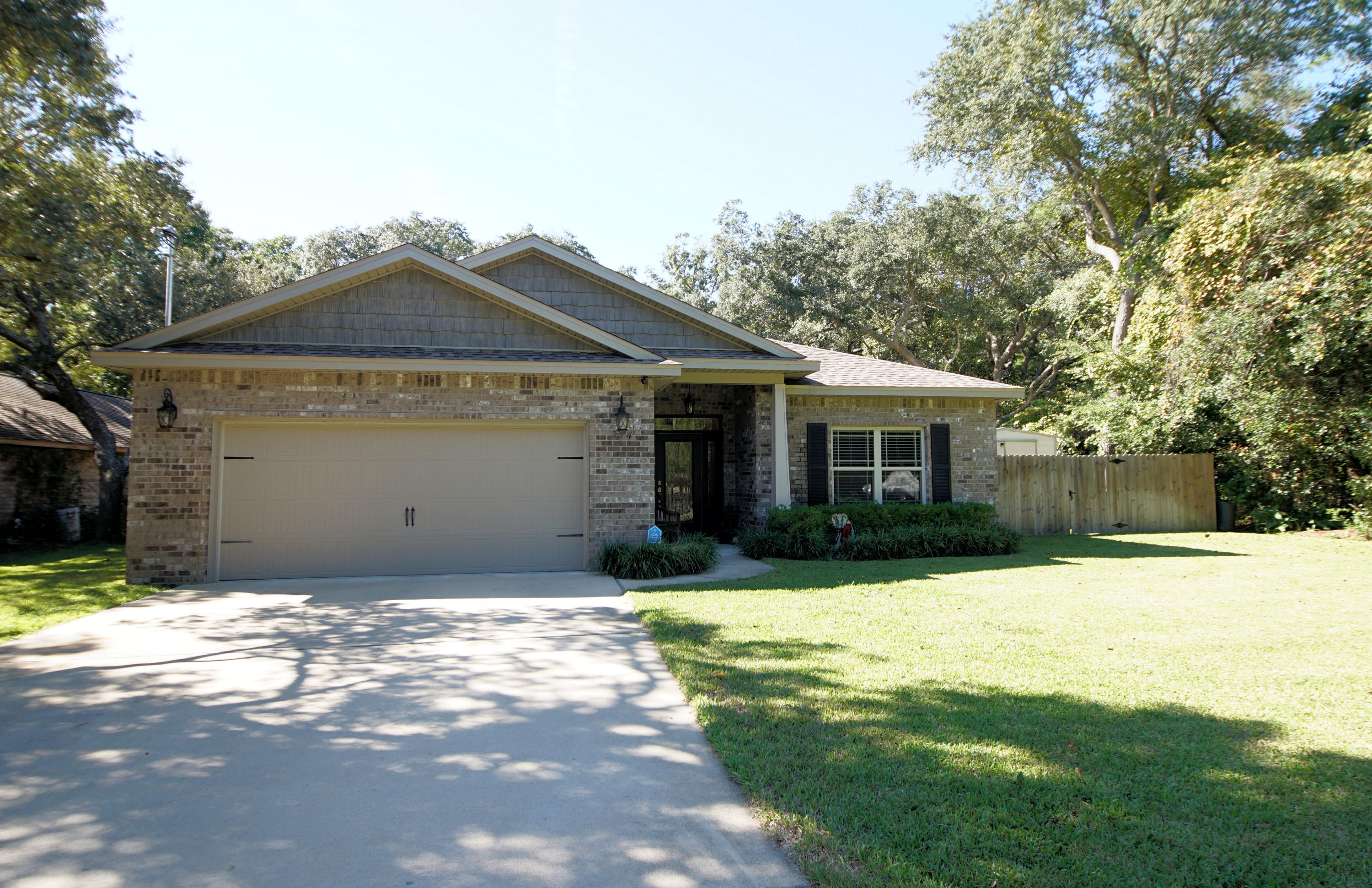 COLONIAL WOODS - Residential