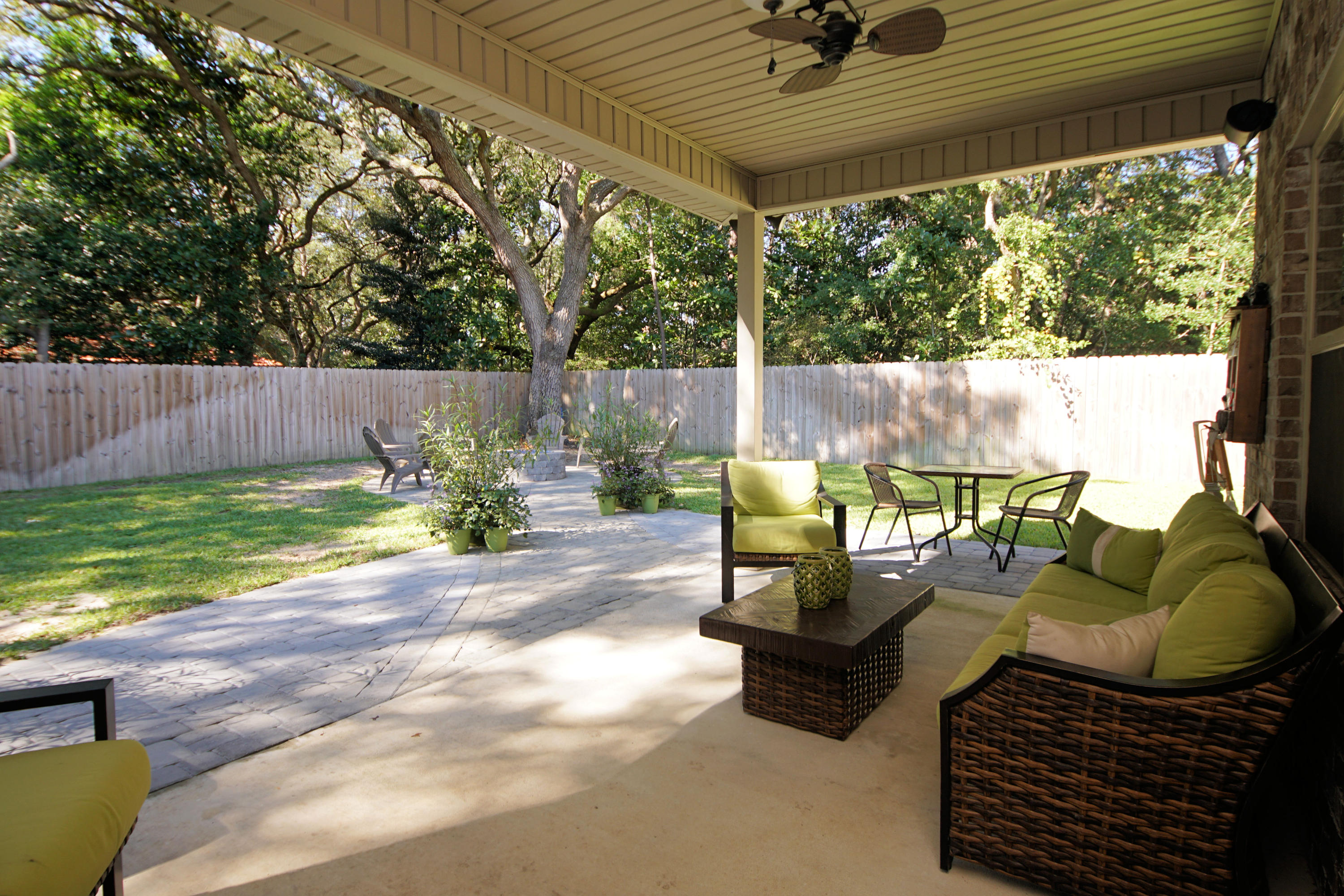 COLONIAL WOODS - Residential