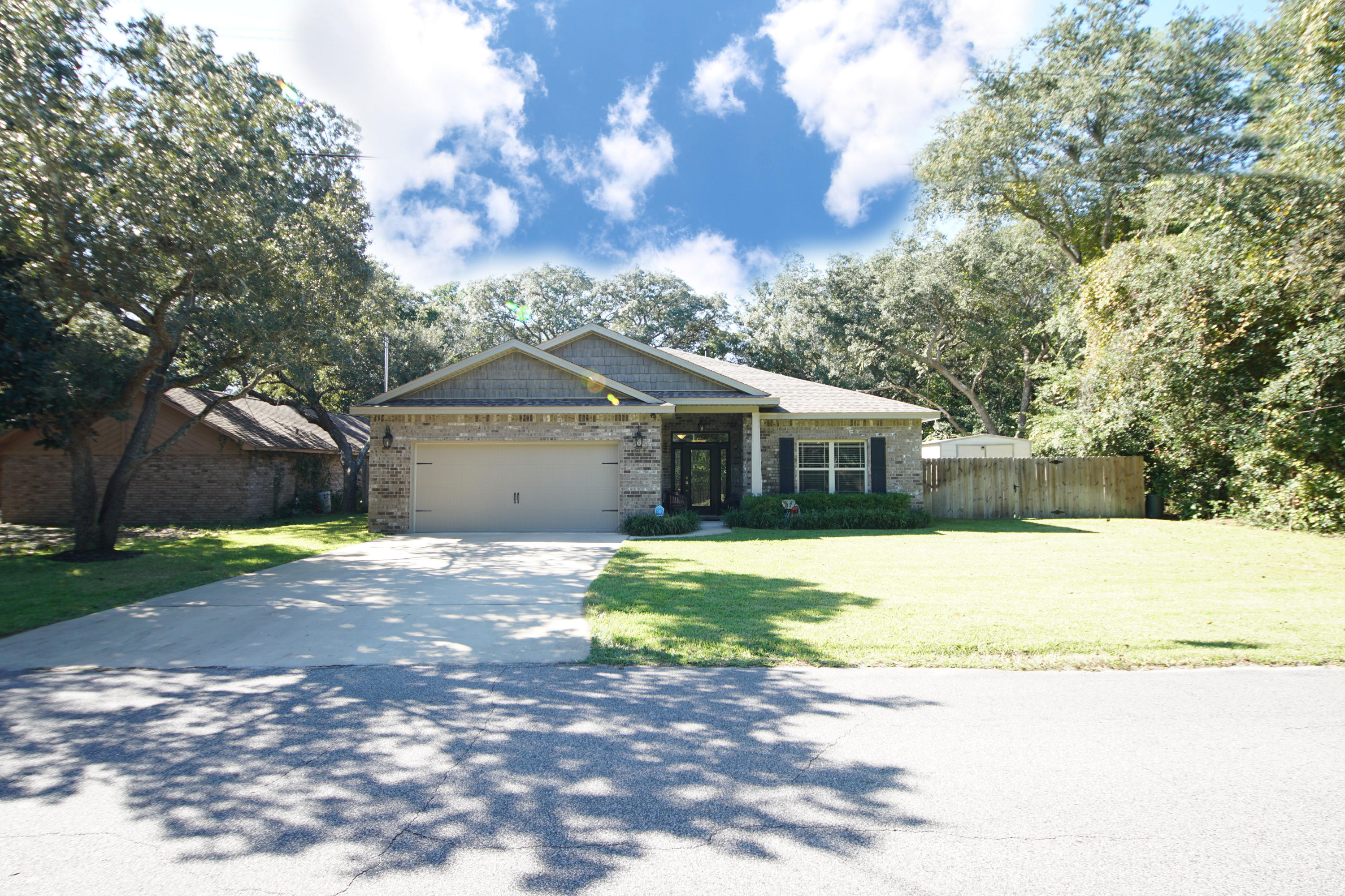 COLONIAL WOODS - Residential