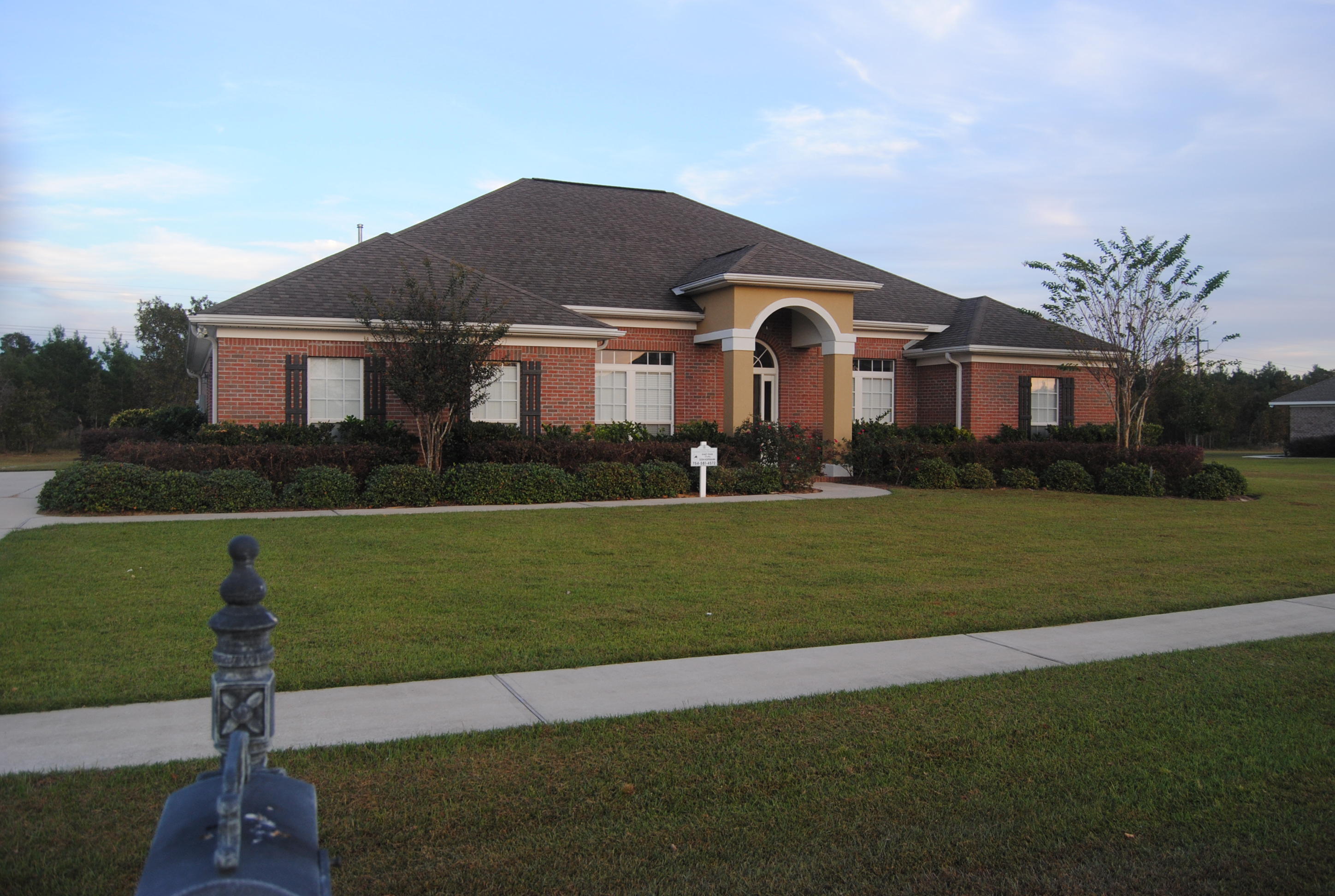 This Windswept Estates Home features 4 bedrooms and 3 full baths. Formal living and dining, large family room, eat-in kitchen, large master bedroom and volume ceilings in living, dining, family, kitchen, nook, guest bedroom and master bedroom. Large walk-in closet in master and large master suite bathroom. Only minutes away from the Beaches of South Walton. New Publix Shopping Center opening in the Spring of 2016 in Freeport.