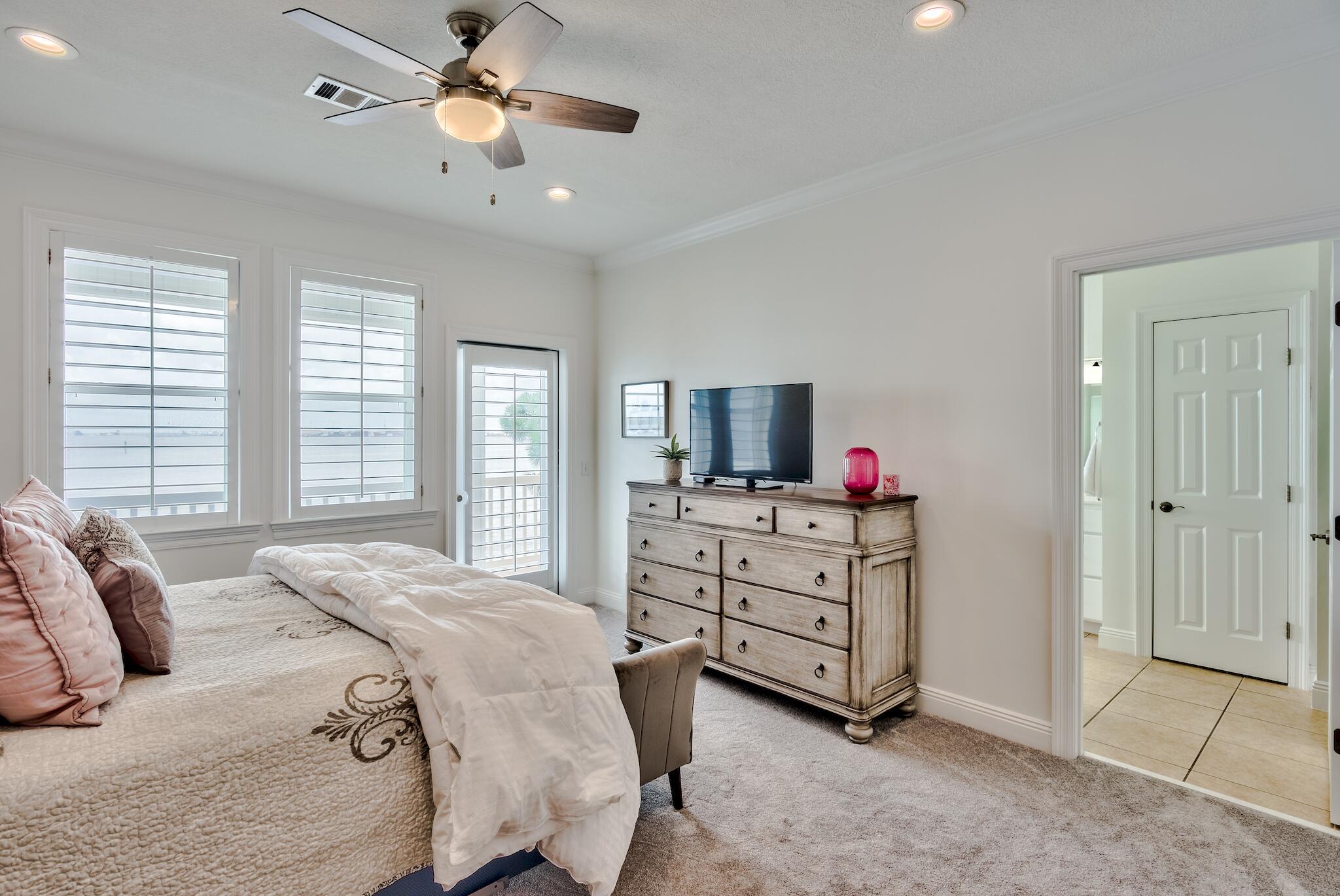 PELICAN BAY - Residential