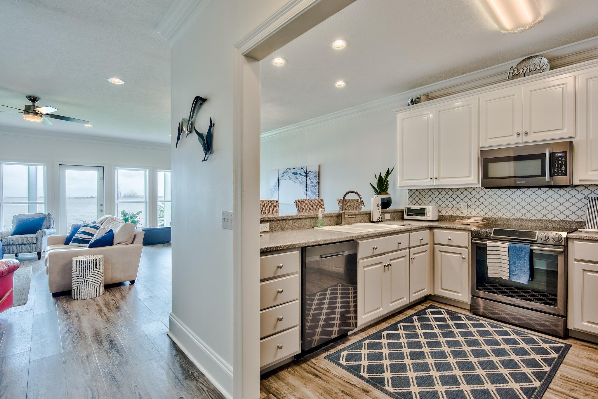 PELICAN BAY - Residential