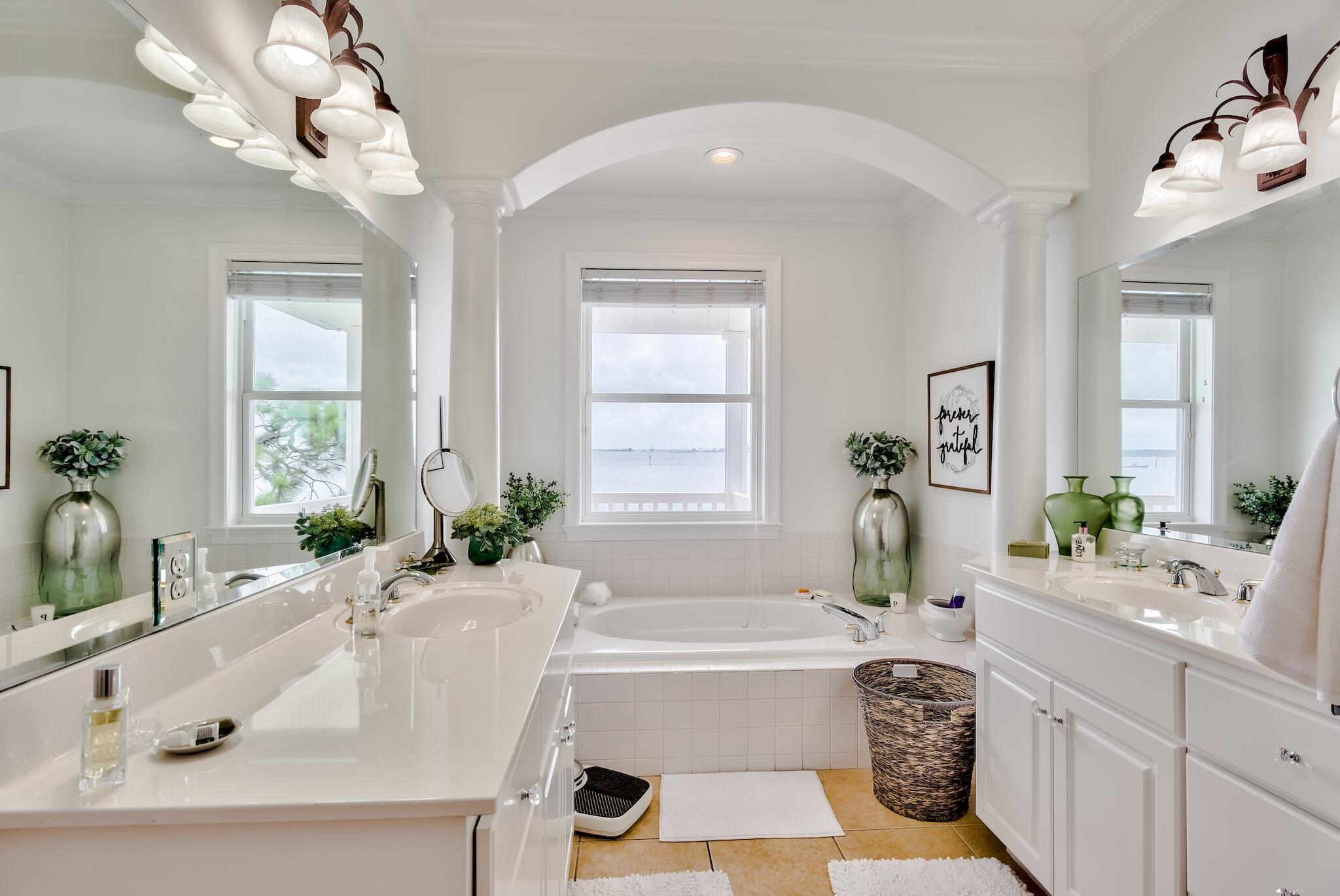 PELICAN BAY - Residential