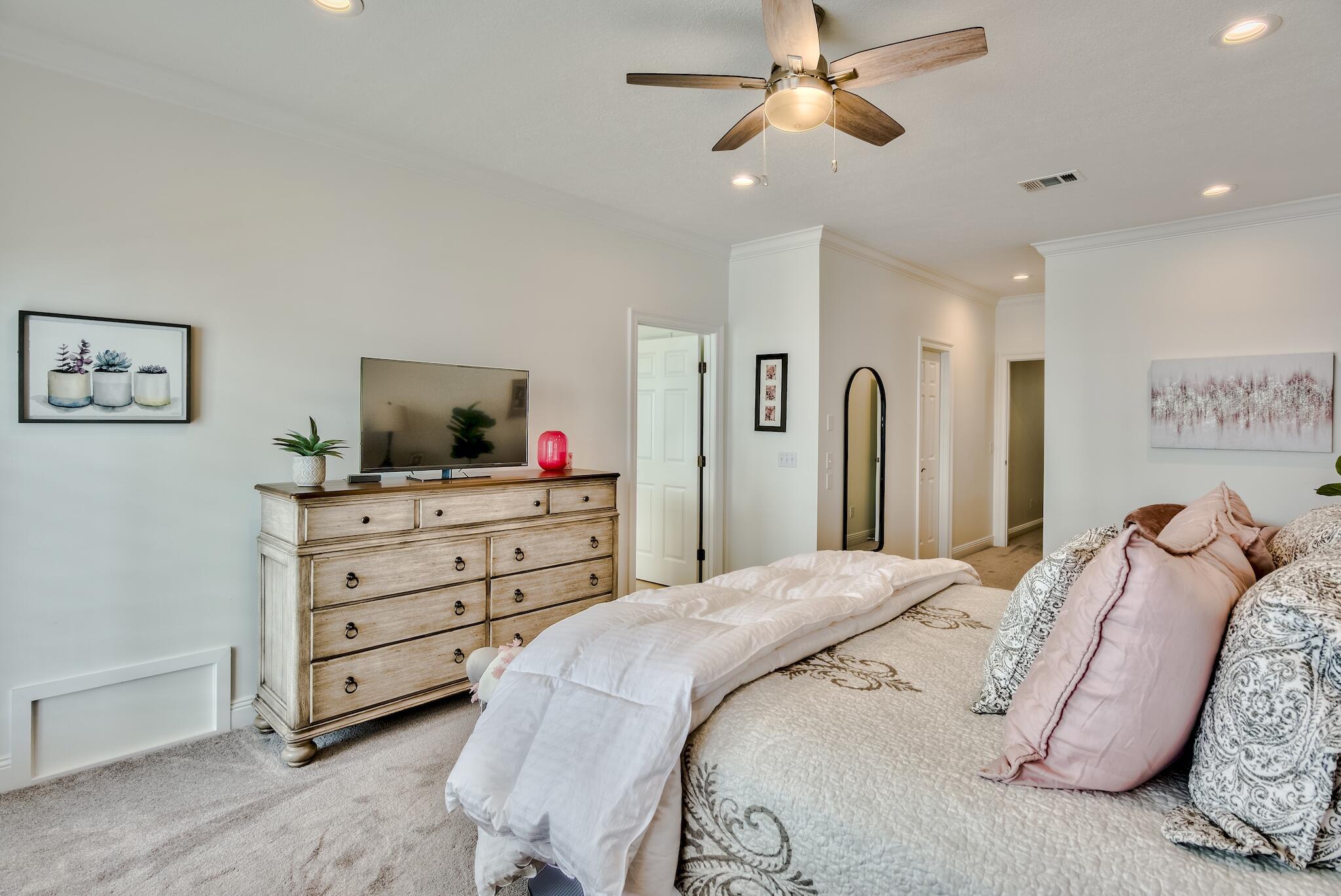 PELICAN BAY - Residential