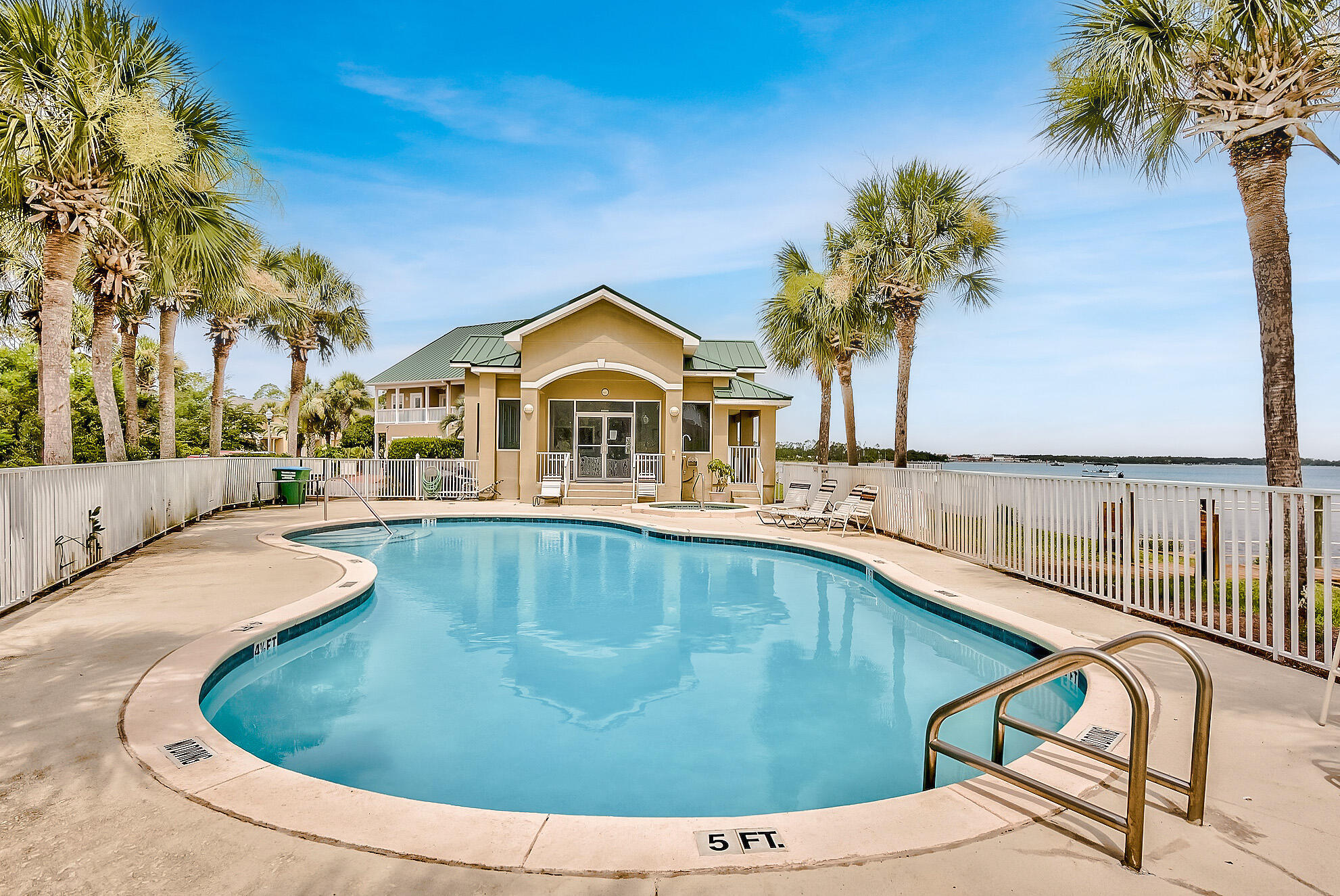 PELICAN BAY - Residential