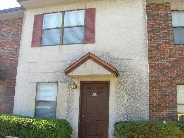 CONVENIENTLY LOCATED TOWNHOUSE JUST MINUTES FROM SHOPPING AND BOTH BASES. MASTER BEDROOM HAS OVERSIZED WALK IN CLOSET. LARGE UTILITY ROOM WITH WASHER DRYER HOOKUP. EAT IN KITCHEN WITH BREAKFAST BAR. SCREENED PORCH, WITH WINDOWS, OFF BACK PATIO. NO SMOKING IN THE HOUSE. SMALL PET WITH OWNER APPROVAL.