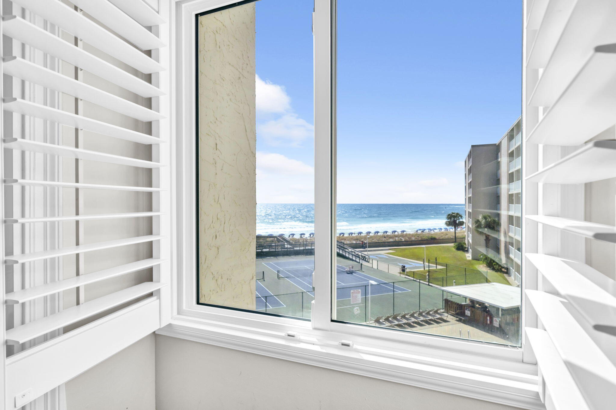 HOLIDAY SURF & RACQUET CLUB - Residential
