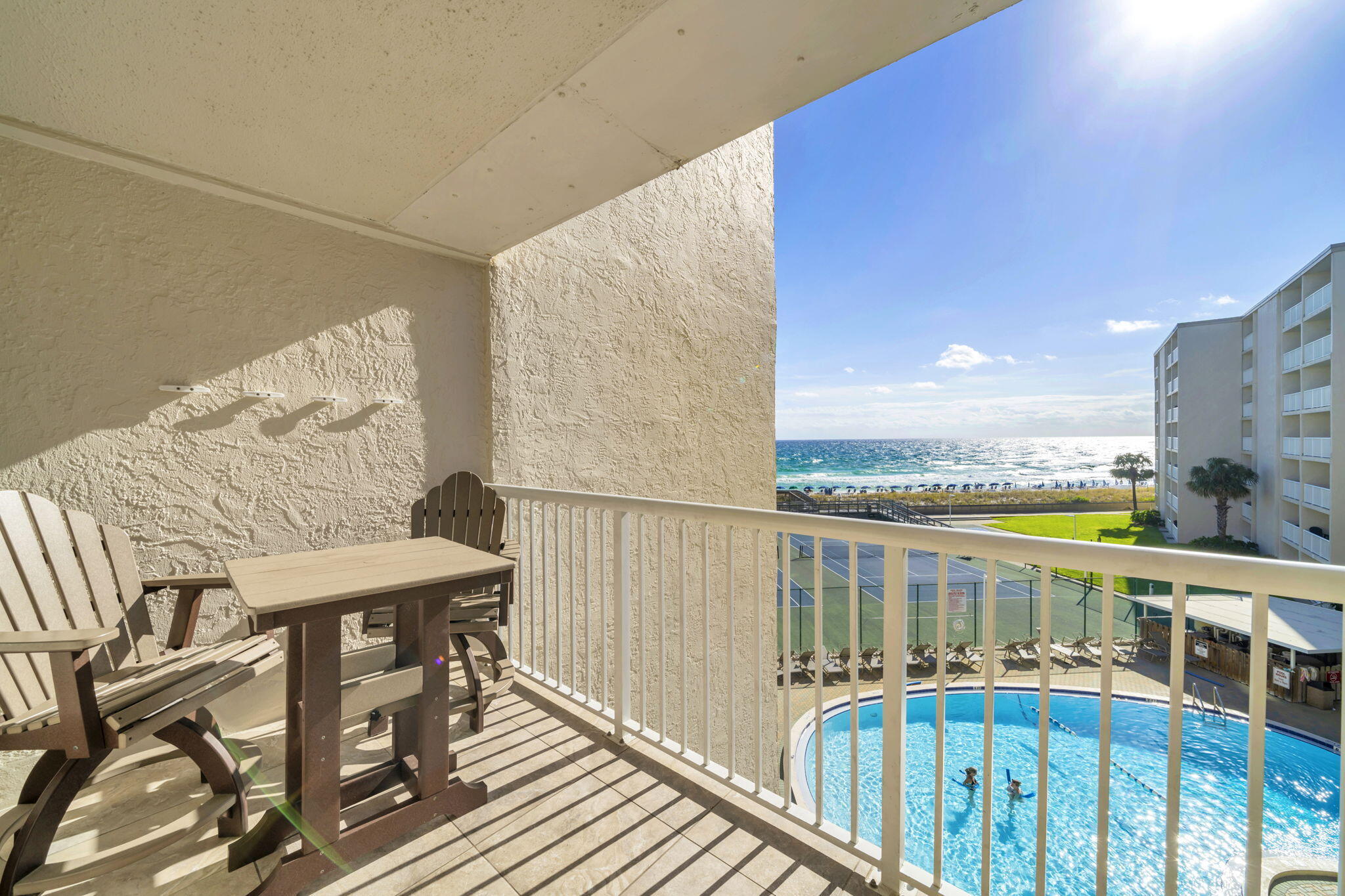 HOLIDAY SURF & RACQUET CLUB - Residential