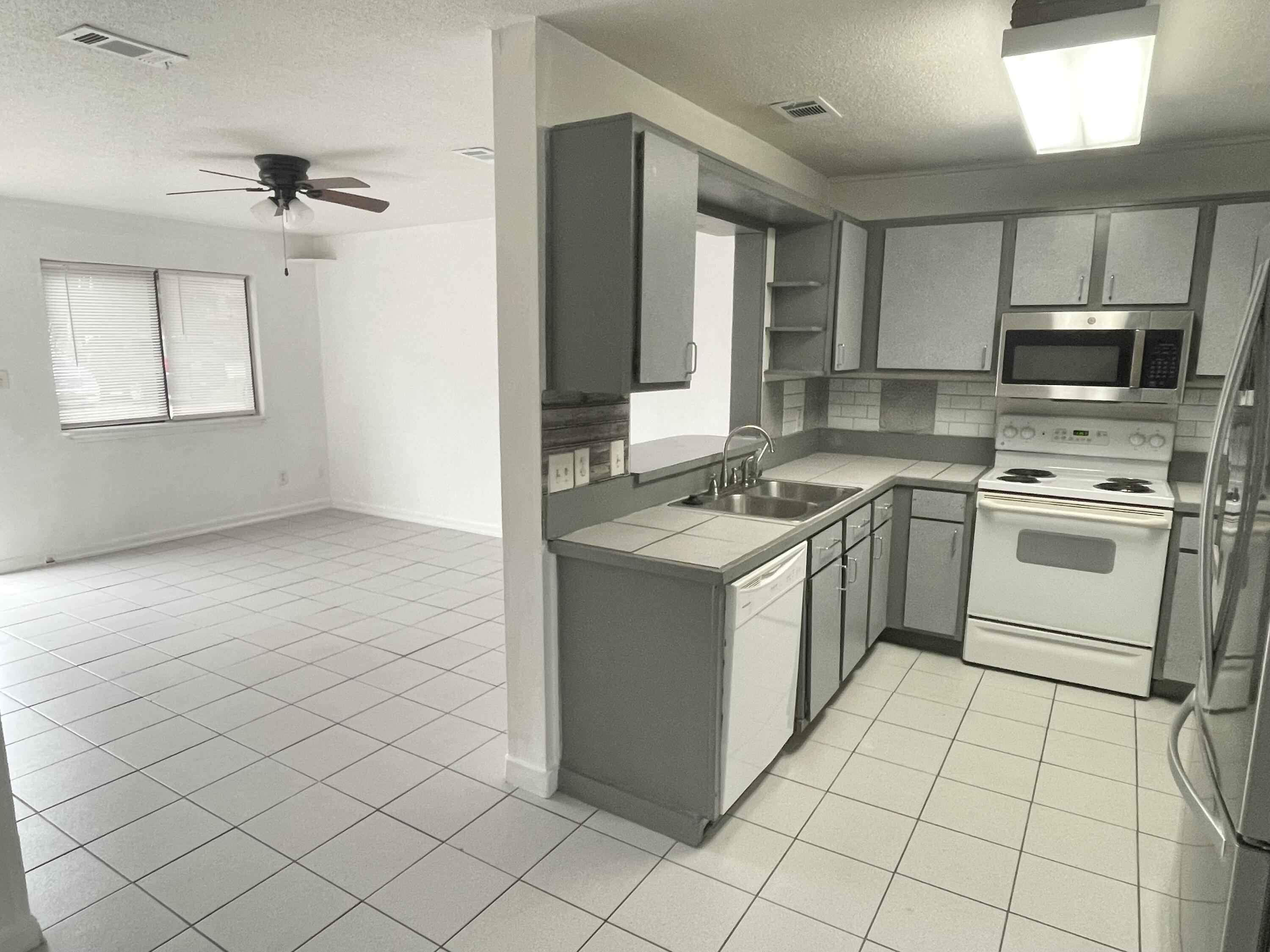 INDIAN HILLS - Residential Lease