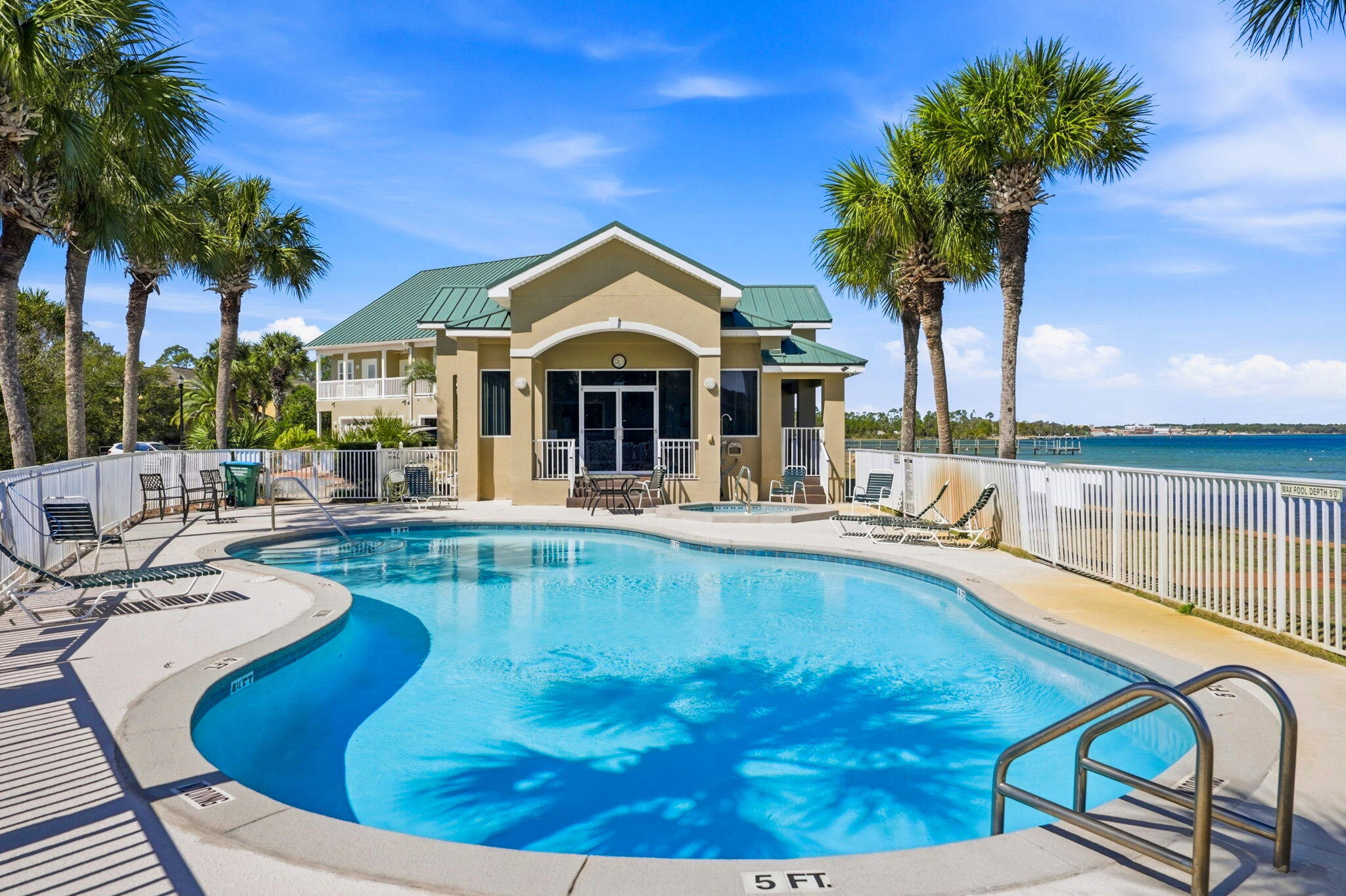 PELICAN BAY - Residential