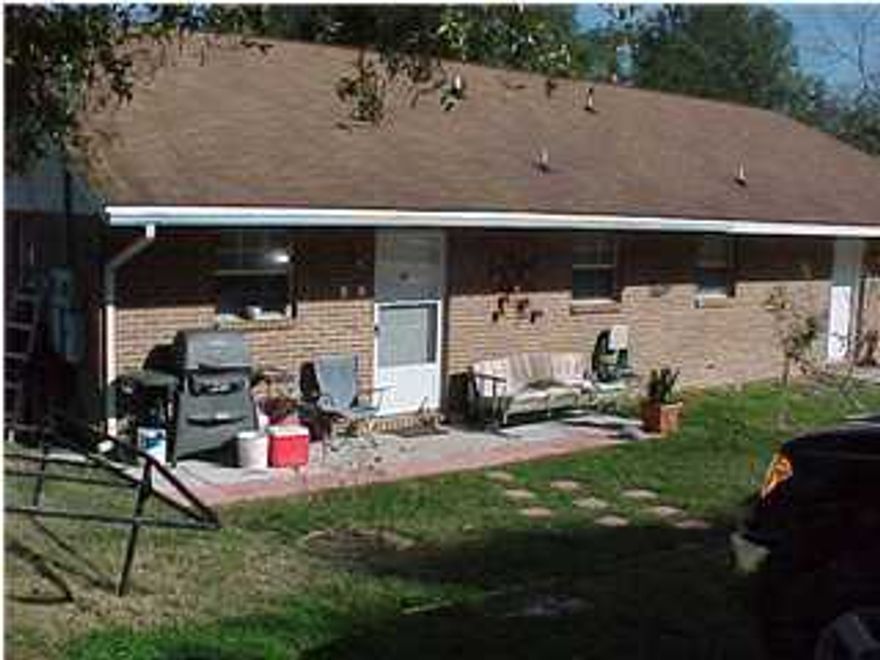 Come see this 2BR/1BA Duplex with W/D hook-up, tiled kitchen and entry, off street parking and more. Owner will pay for lawn maintenance. Small pet considered on case by case basis. Call to set up your showing!