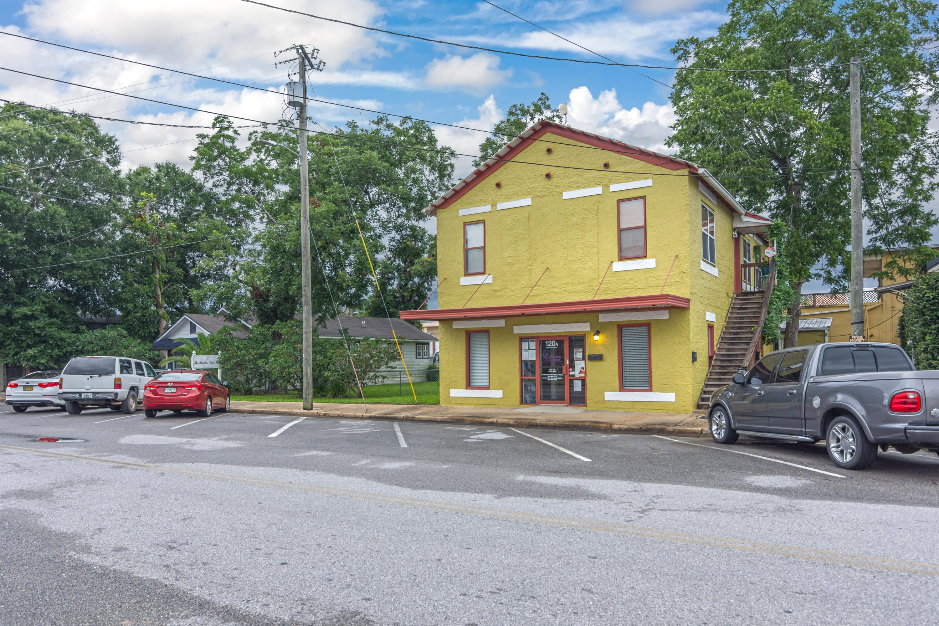 Main image without alt text