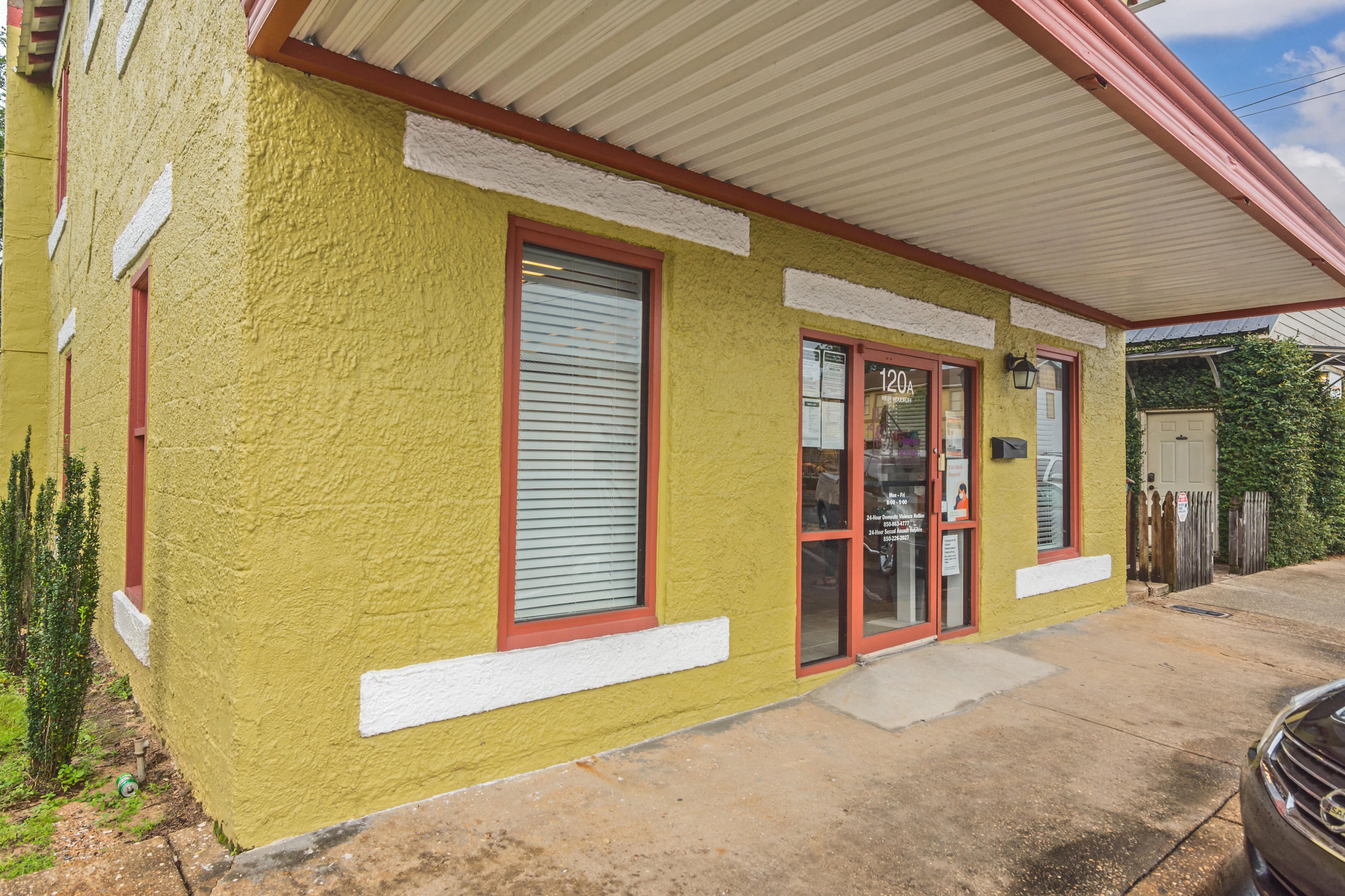 Main image without alt text