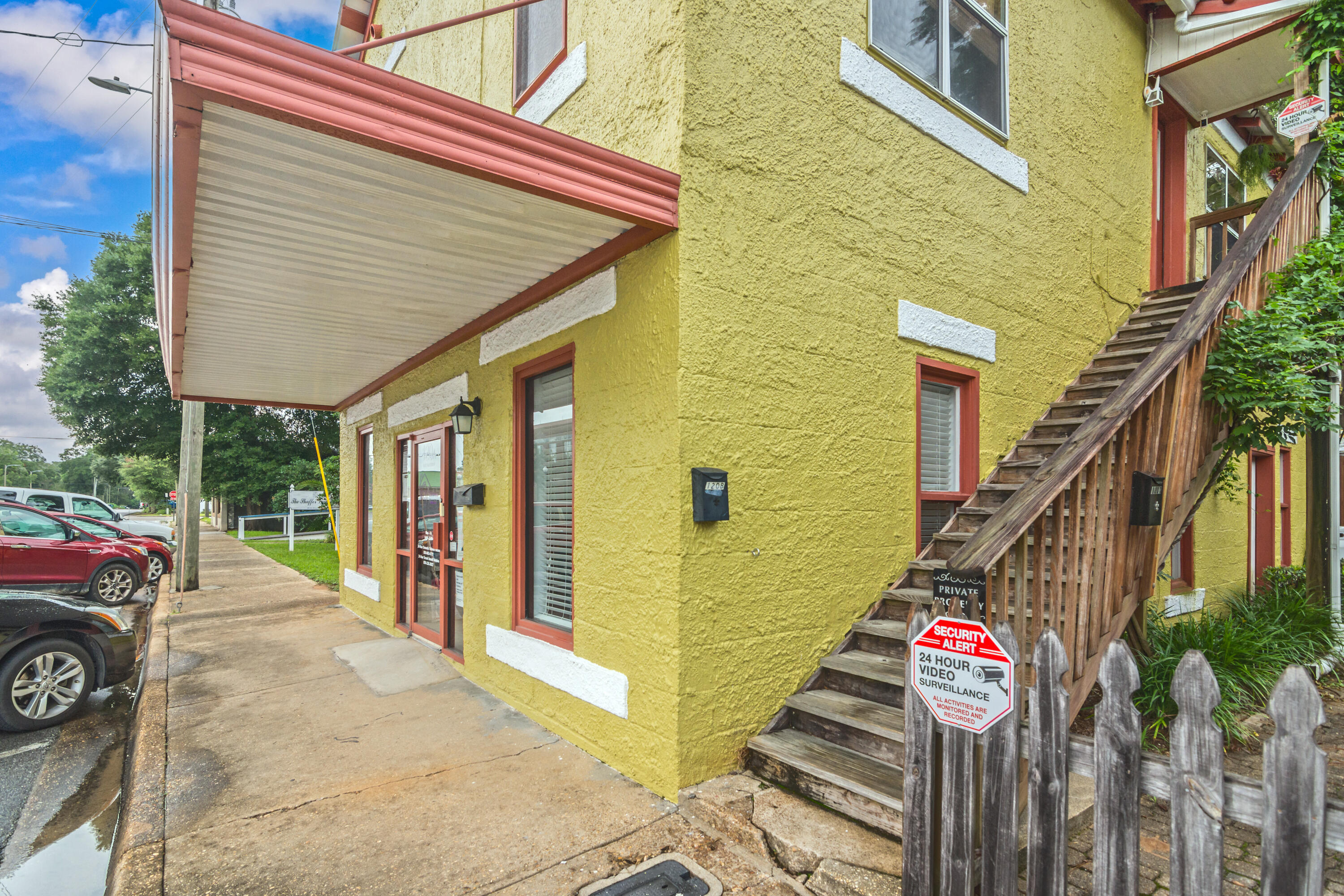 Main image without alt text