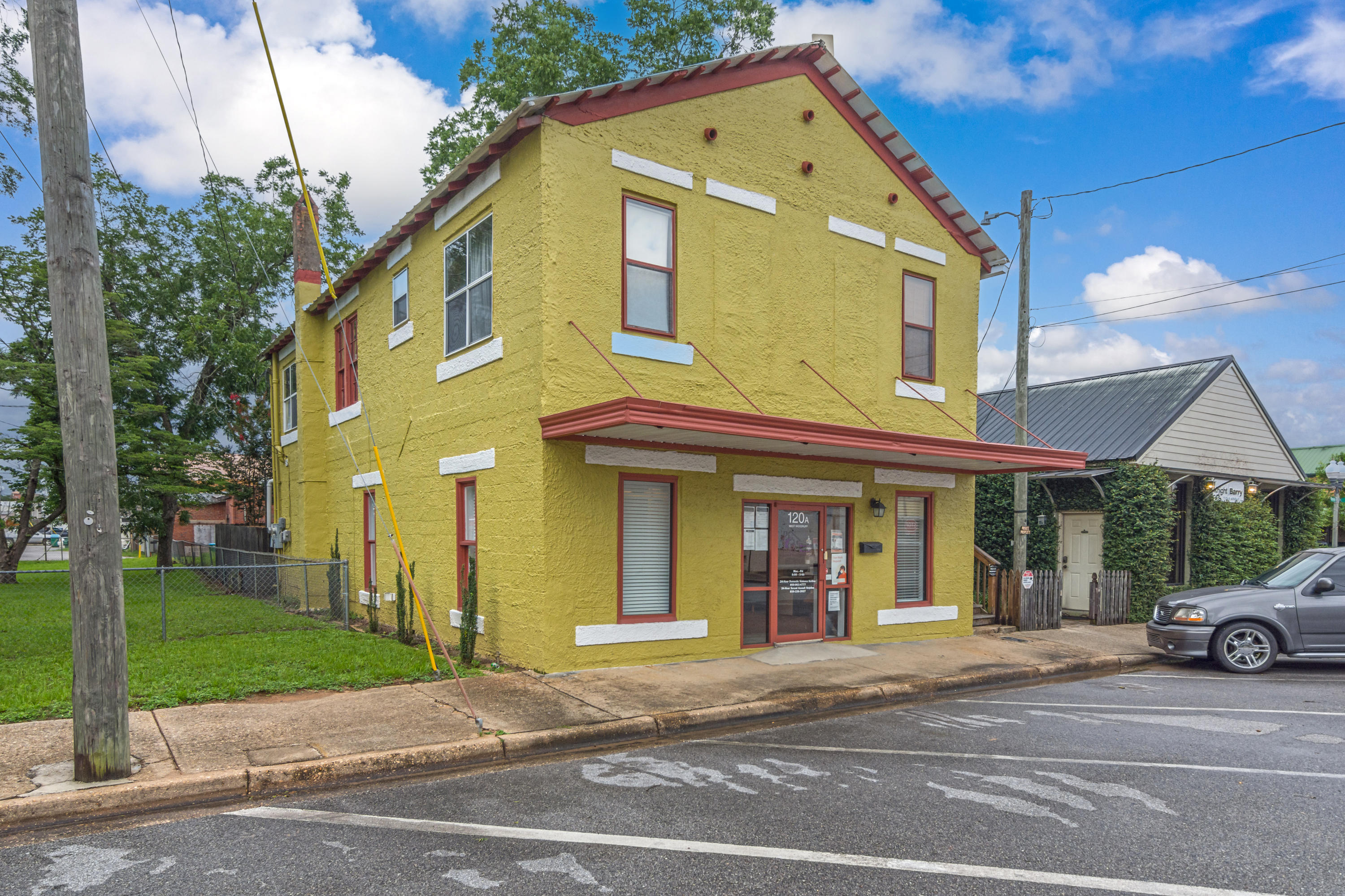 Main image without alt text