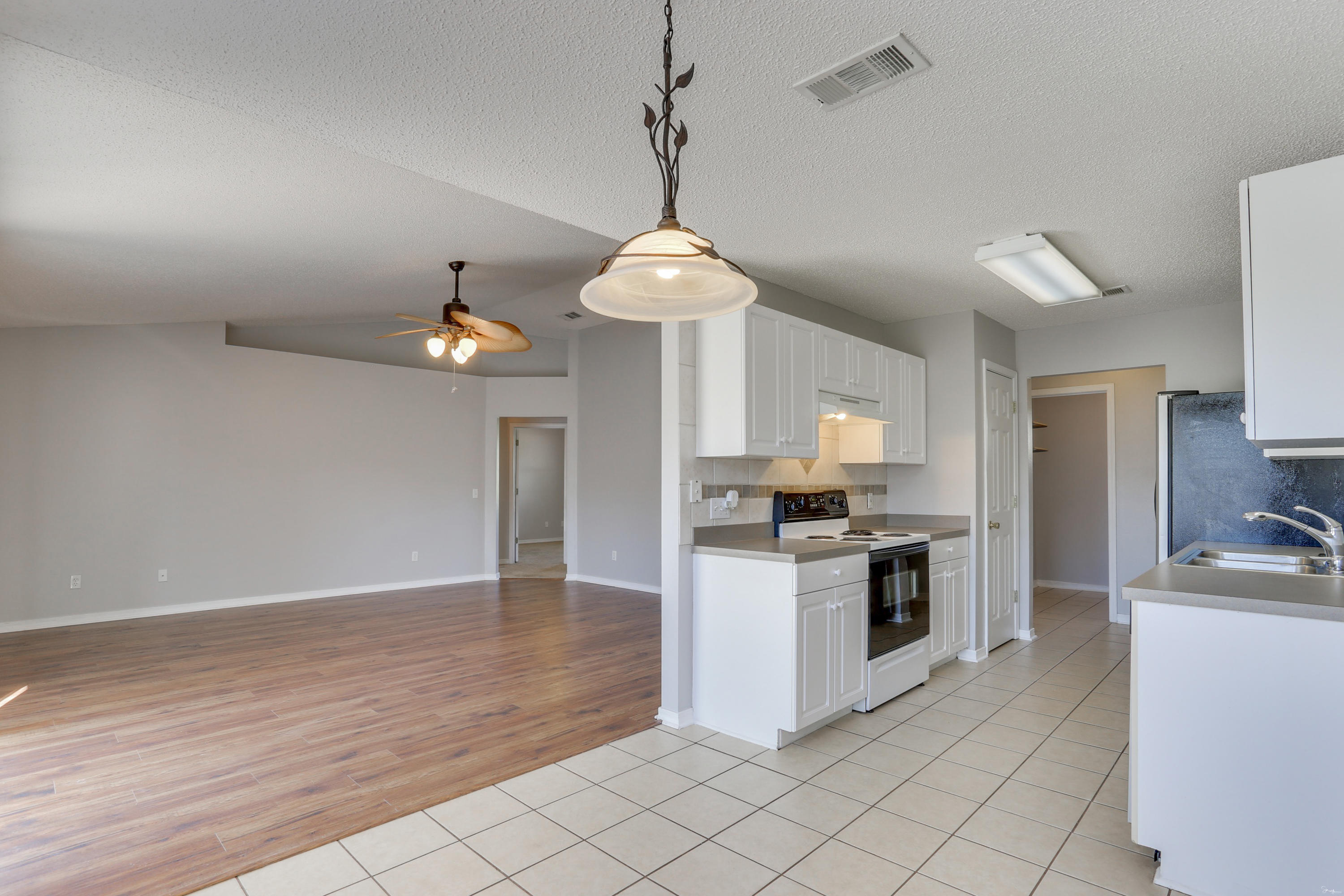 COUNTRYVIEW ESTATES 8TH ADDN - Residential