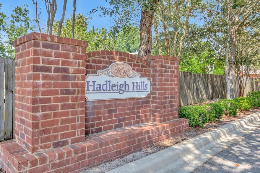 Stop Scrolling! Welcome Home to The Sunshine Square! Purposely naming this townhouse that boasts large windows with lots of natural light. Adorable subdivision with quaint streets lined with privacy fencing and landscaping. Enjoy the convenience of all Navarre has to offer, close to military installations, a one car attached garage and additional parking. Sunshine Square is a must see to add to your touring list.
