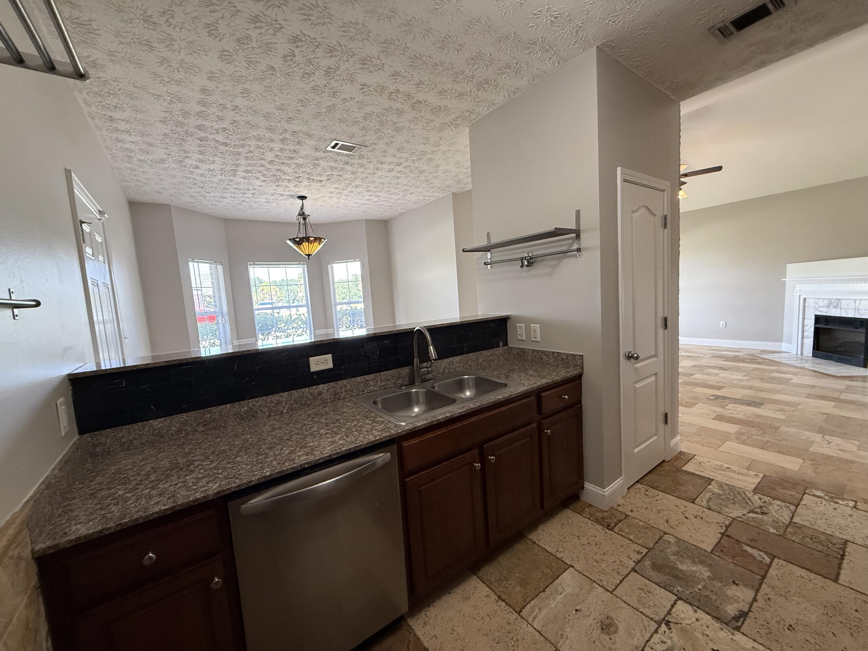 BRANDON OAKS 2ND ADD - Residential Lease
