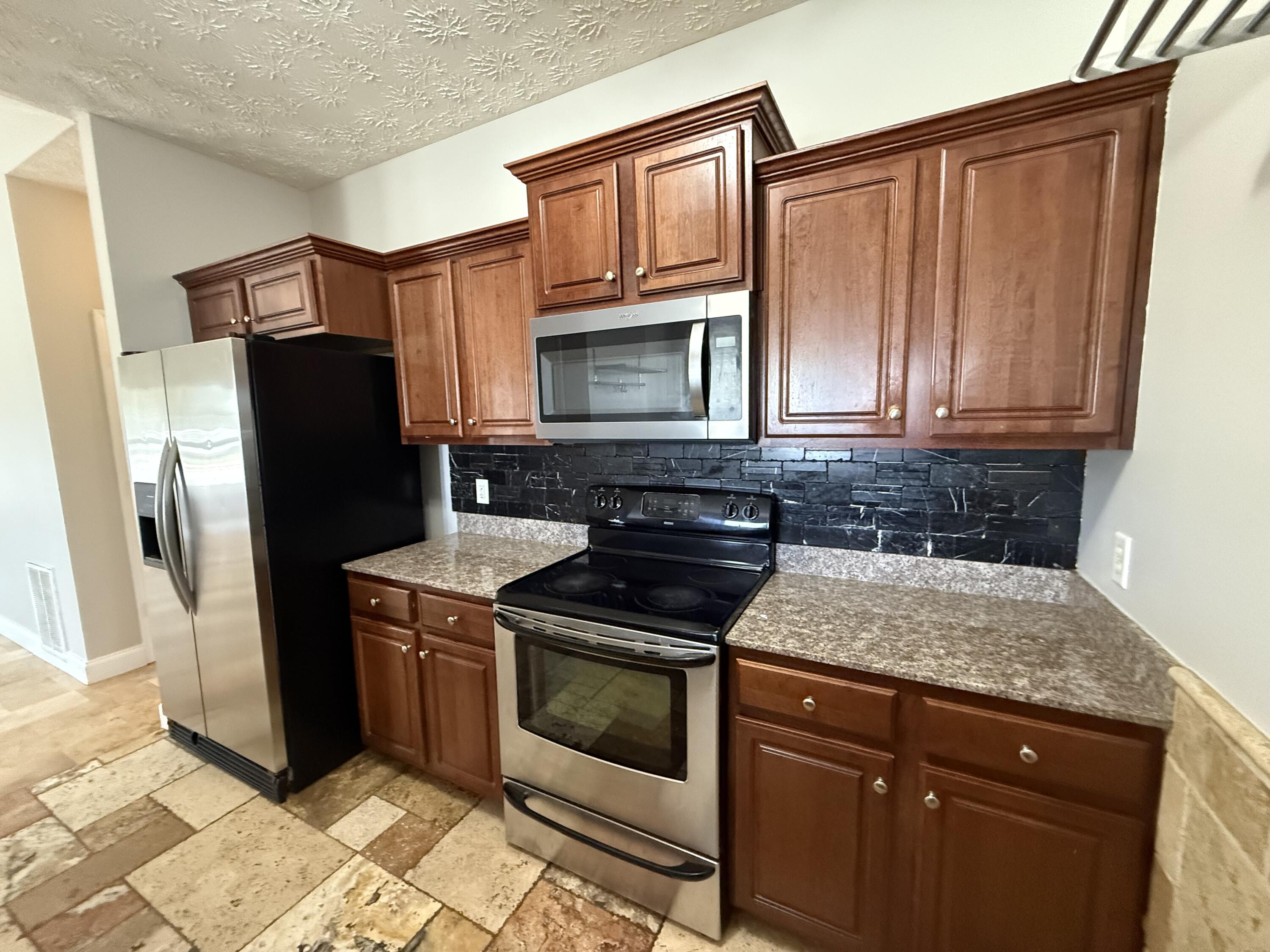 BRANDON OAKS 2ND ADD - Residential Lease