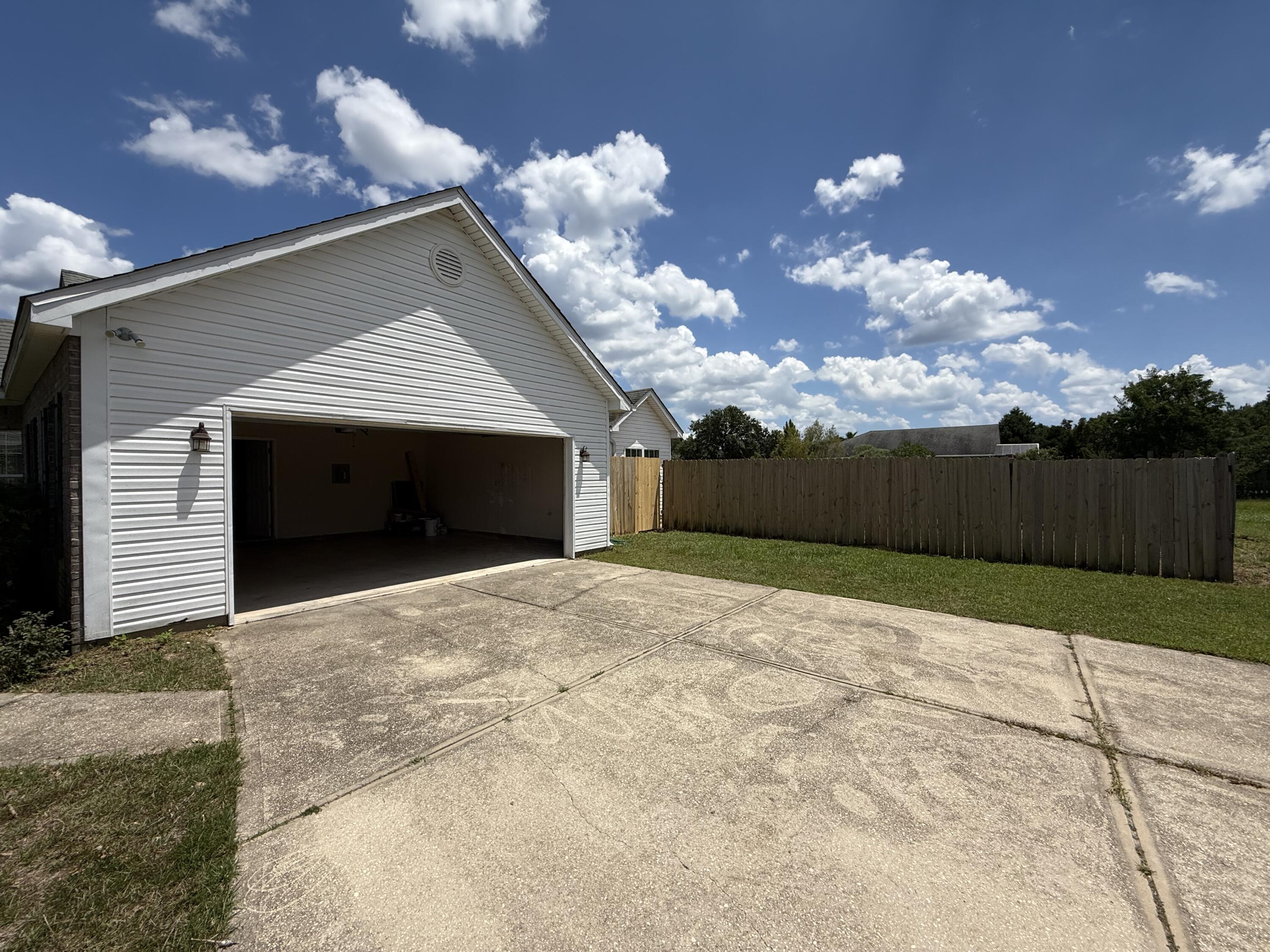 BRANDON OAKS 2ND ADD - Residential Lease