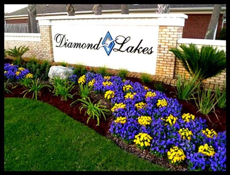 This spacious townhome is located in the sought after community of Diamond Lakes in Destin, Florida. Featuring three bedrooms and two bathrooms, you'll find this well laid out floorplan to be comfortable and open. Spacious end unit, large master bathroom with garden tub and vanity, walk in shower. Enclosed porch overlooking the lake. Diamond Lakes offers a community pool and maintains the lawn. You'll love living close to all the great shopping, restaurants, and beaches that Destin, FL has to offer!