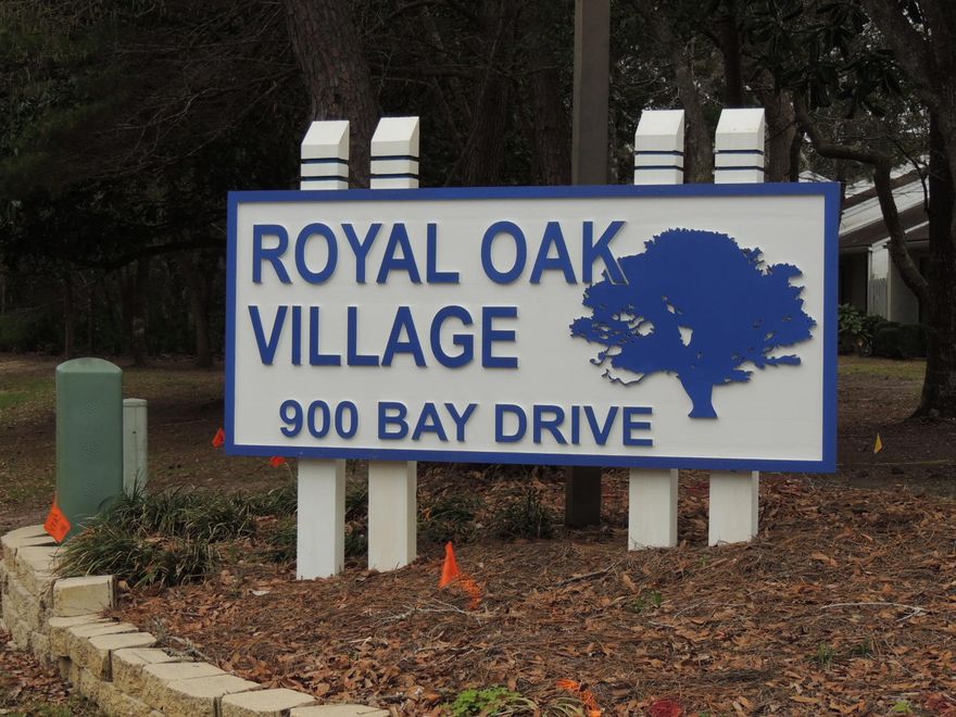 END UNIT! This 2 bedrm, 2bath end unit is in the desirable 900 Block of Royal Oak Villages in Bluewater Bay. Well loved by the original owner, with extra sq. ftg from enclosed cooled florida room. Breakfast Bar and den area with lots of storage, great location and centrally located. HOA is soon putting on new roofs, and pavered drive ways which is going to greatly improve these units! Recently painted exterior, pressure washed courtyard with nice landscaping. The seller is elderly and cant do repairs (AS-IS)and priced to move, but with some paint and new carpet this one will be perfect! This unit is quiet at the end, with side fence. With central vac, newer kitchen appliances, 18'' diagonal tiles and light and bright vaulted ceilings, you cant go wrong with this little charmer!