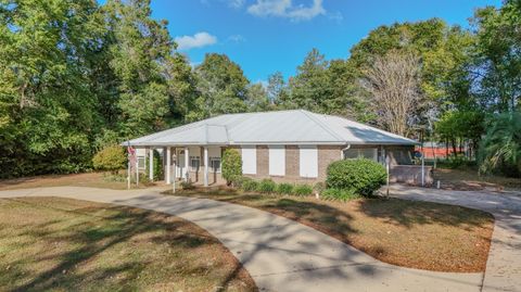 Photo of 314 Lakeview Drive, DeFuniak Springs, FL 32433 (MLS # 990575)