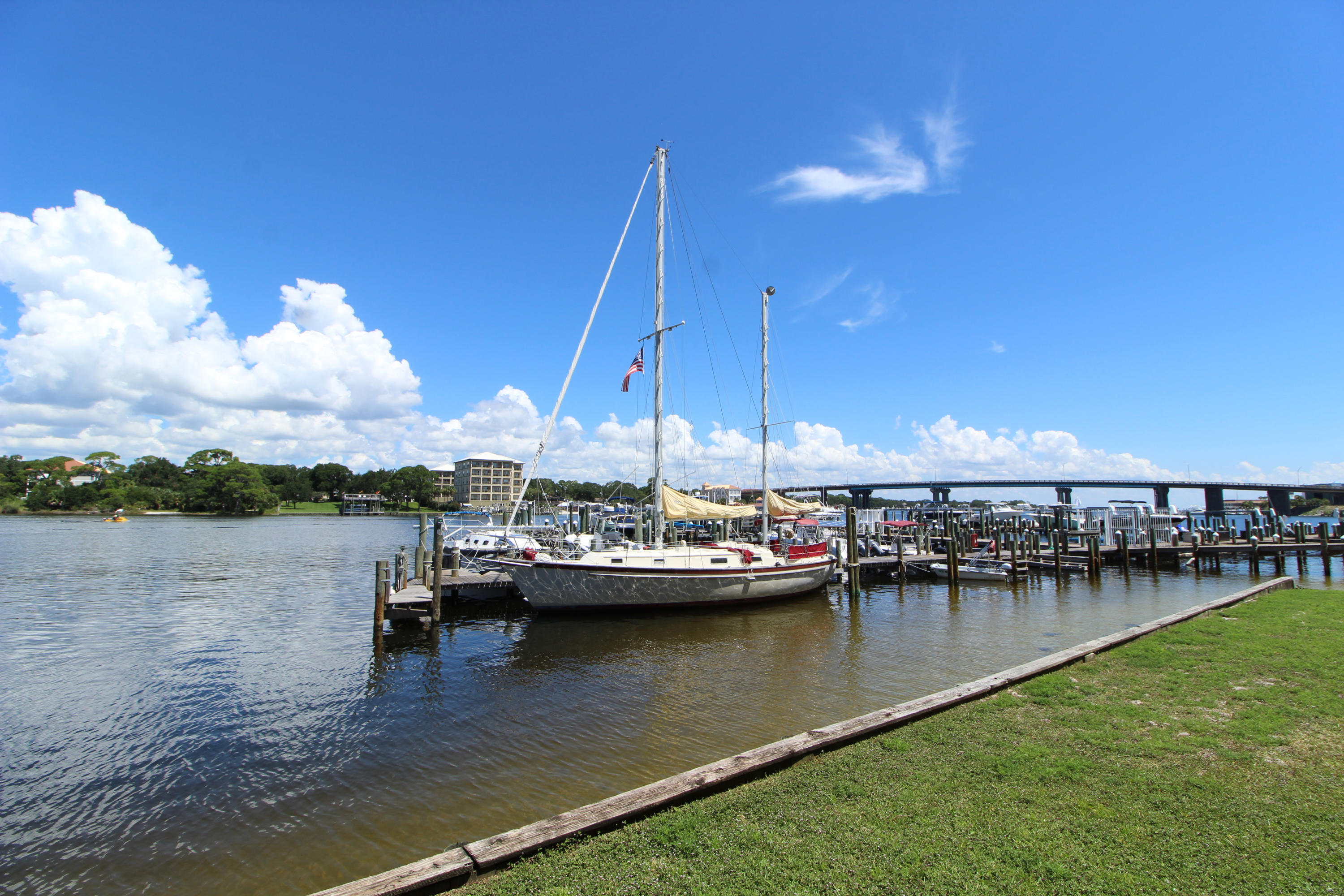 COMMODORES LANDING - Residential