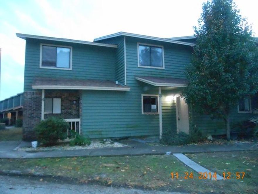 Great 2 Bd / 1 Ba Town Home Centrally Located in Ft Walton Beach & Both Bases. Spacious kitchen features plenty of cabinet & counter top space, breakfast bar overlooks dining / living room. Both bedrooms are on the upstairs level with the master featuring bacloney. Don't miss out this great opportunity. Prior to seller receipt & approval of the full title package from foreclosure, title to the Property will be conveyed by a quit claim deed. Current monthly assessment amount is good through December 2014.