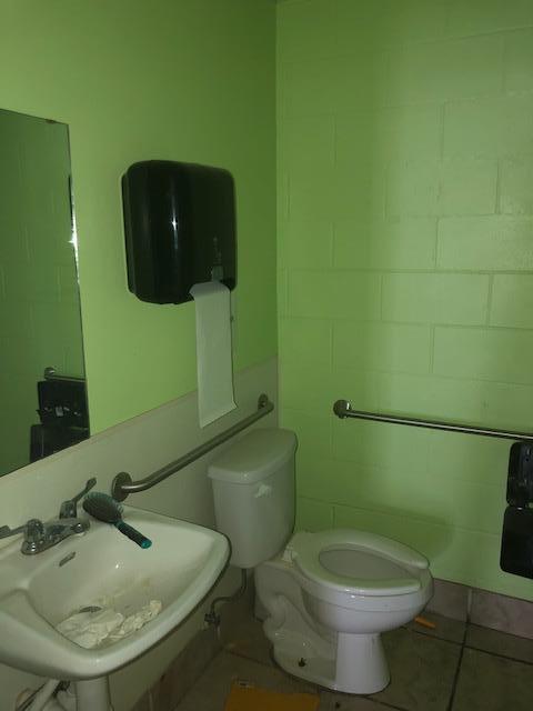 Main image without alt text