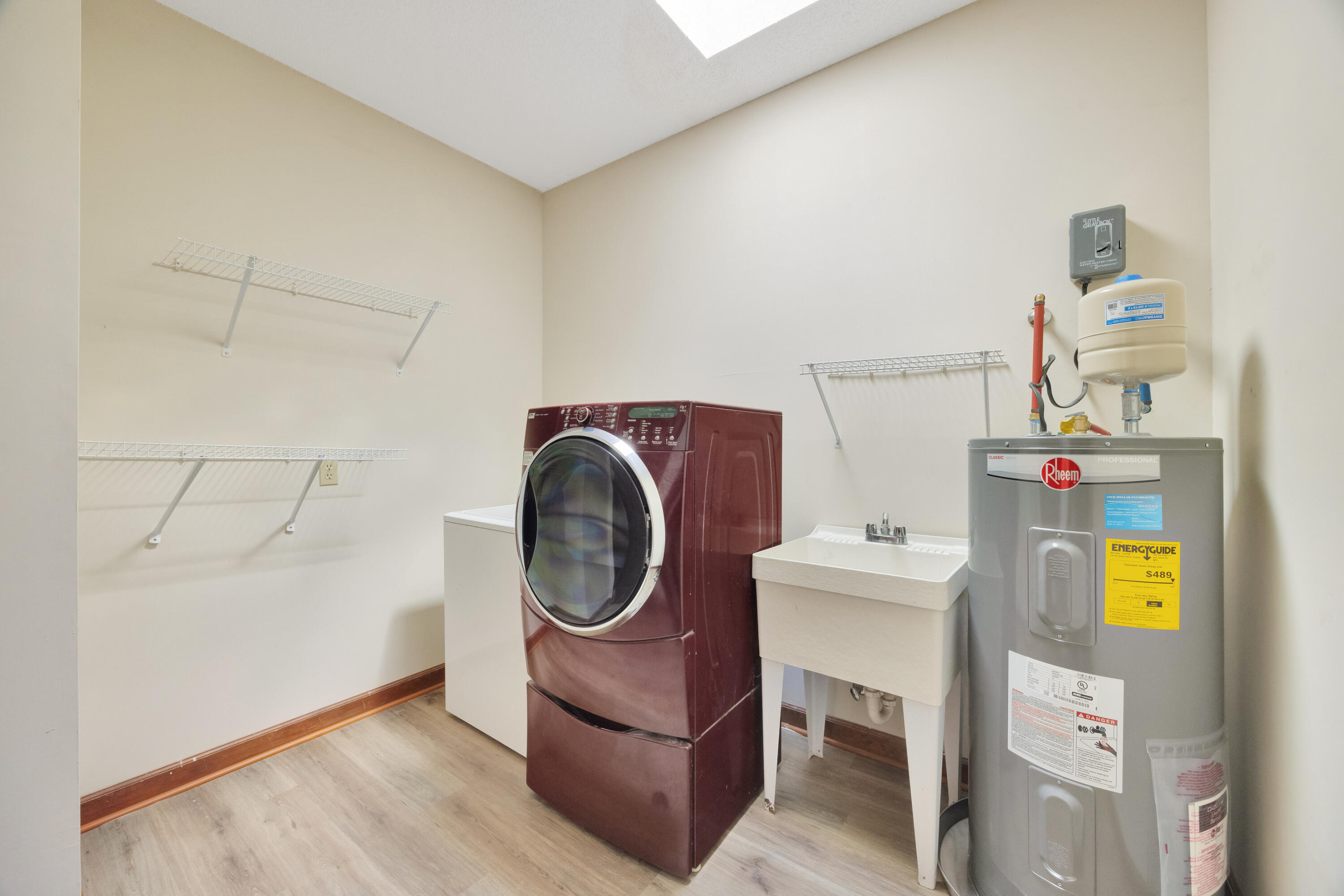 KENNEDY LAKE (UNRECORDED) - Residential