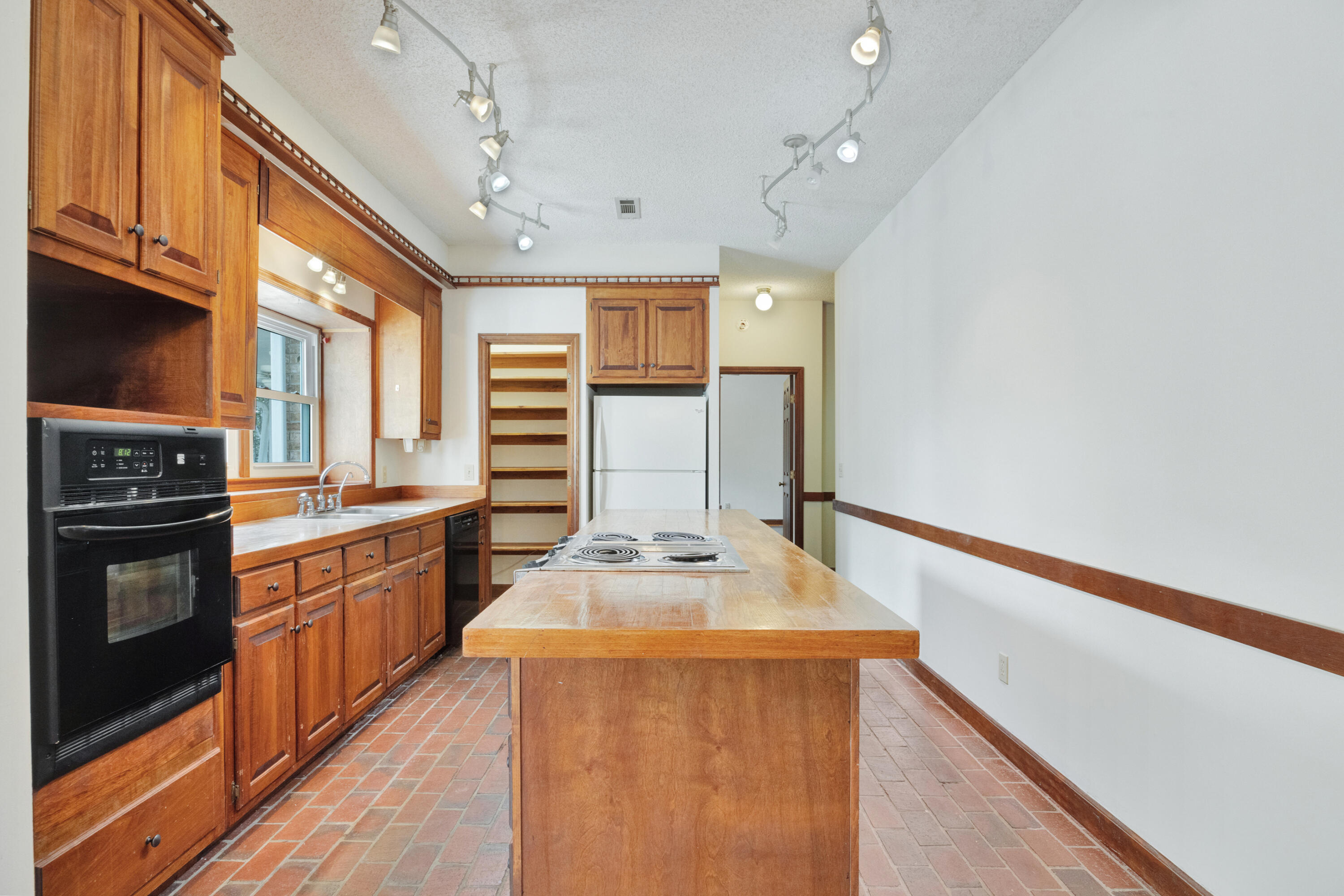 KENNEDY LAKE (UNRECORDED) - Residential