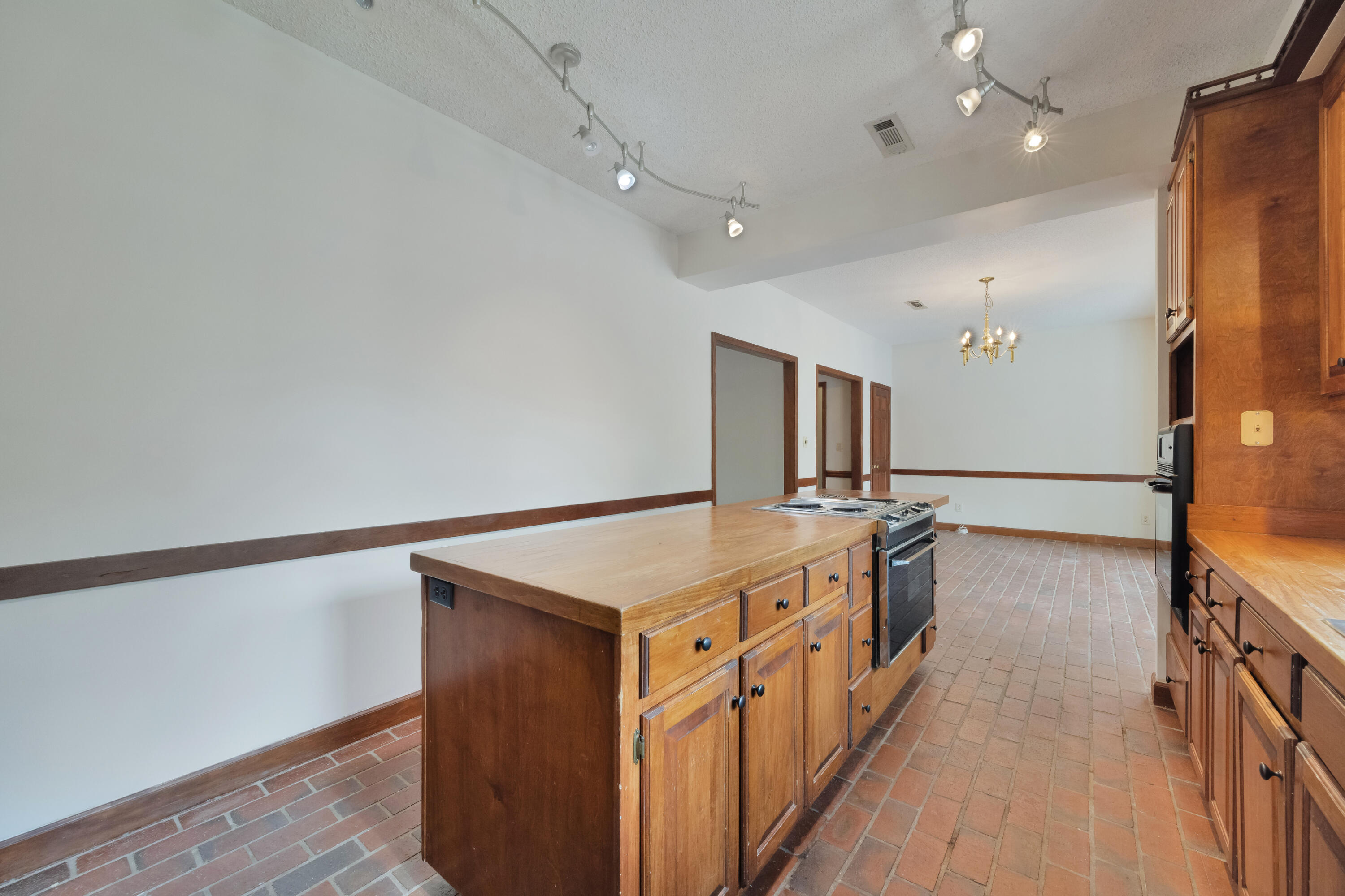 KENNEDY LAKE (UNRECORDED) - Residential