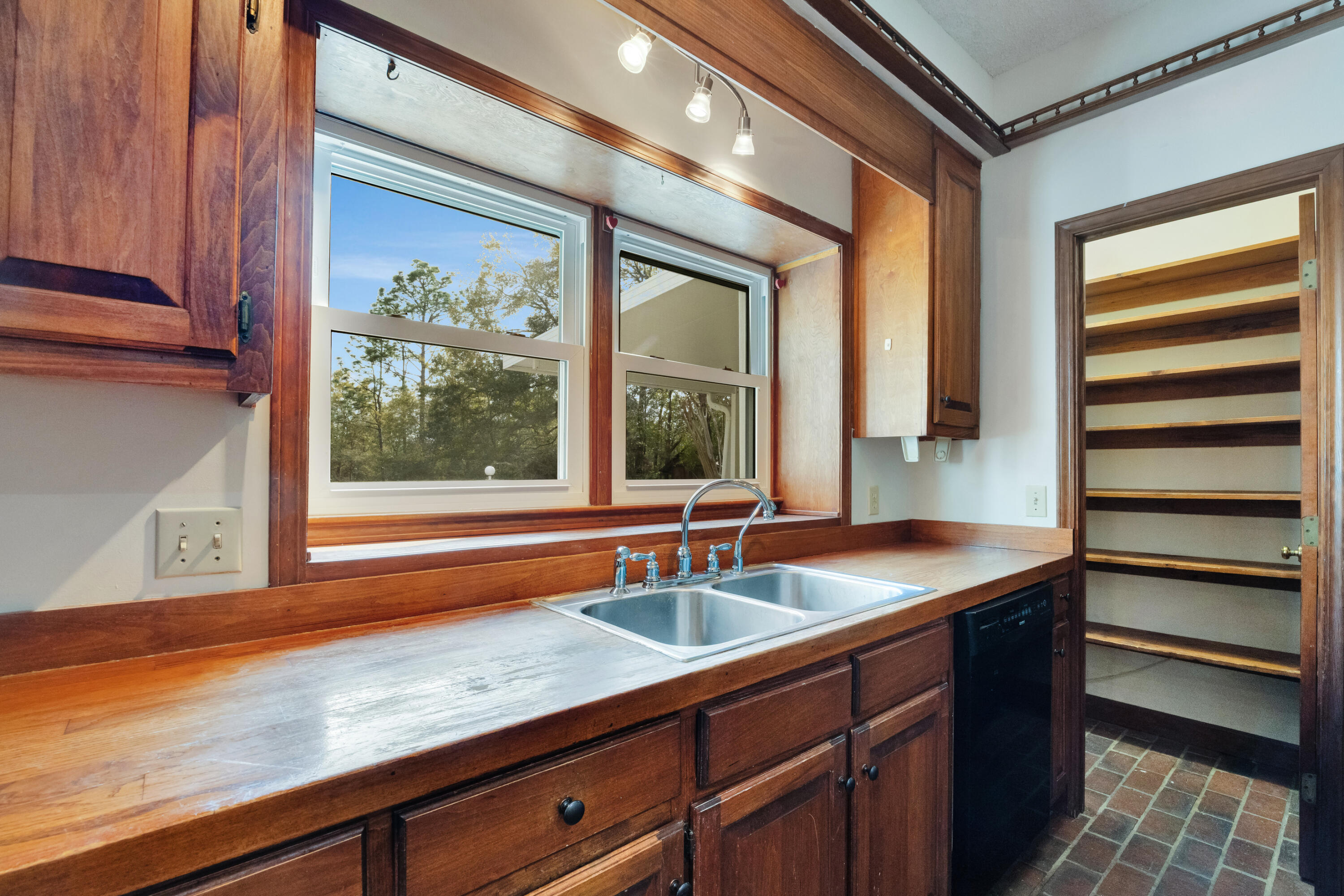 KENNEDY LAKE (UNRECORDED) - Residential