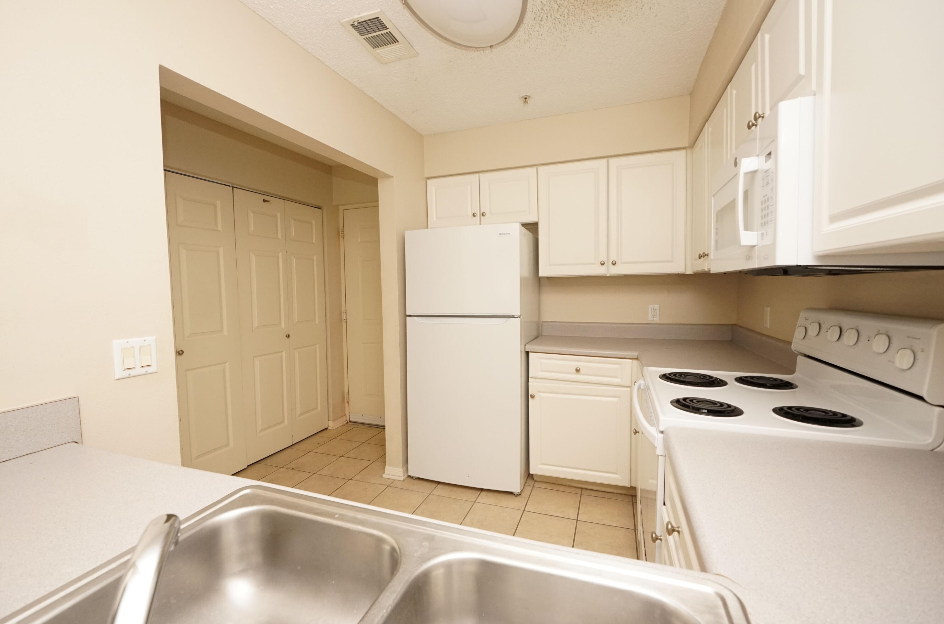 FLORIDA CLUB - Residential Lease