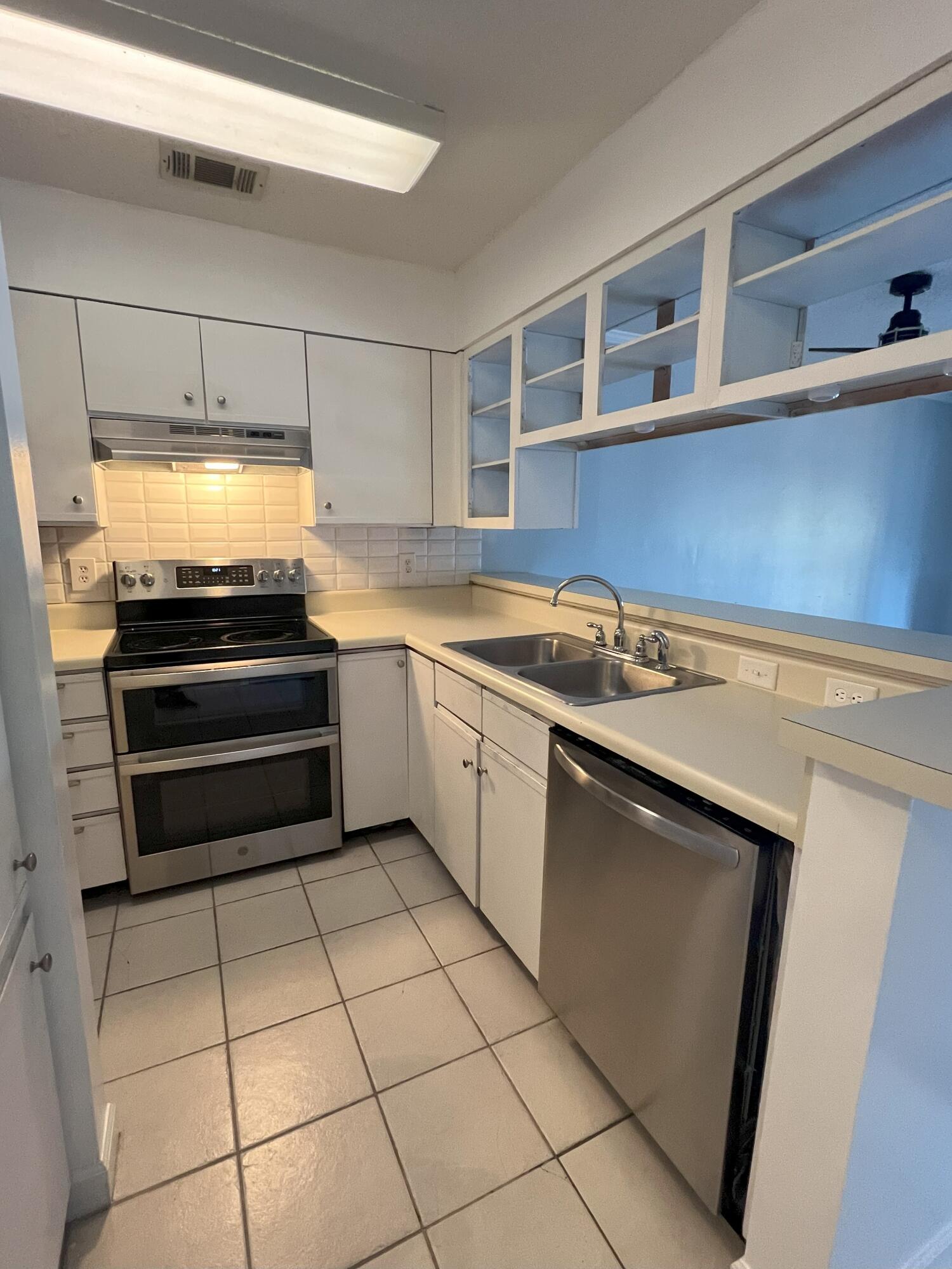 LAKESIDE VILLAGE - Residential Lease