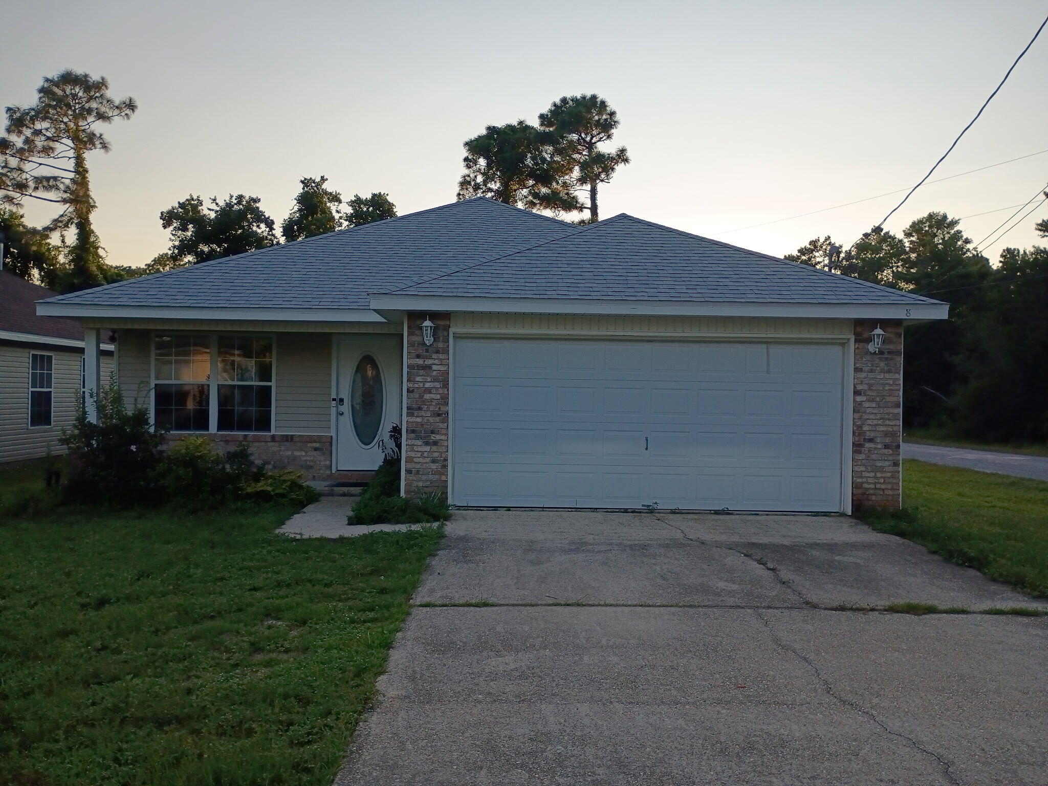 This beautiful home is move in ready, well kept by previous owner and very clean, freshly painted, it has home warranty and Terminex service home will make a great starter home, or investment property, to live or to retired.Great location.Book your Appointment Today!