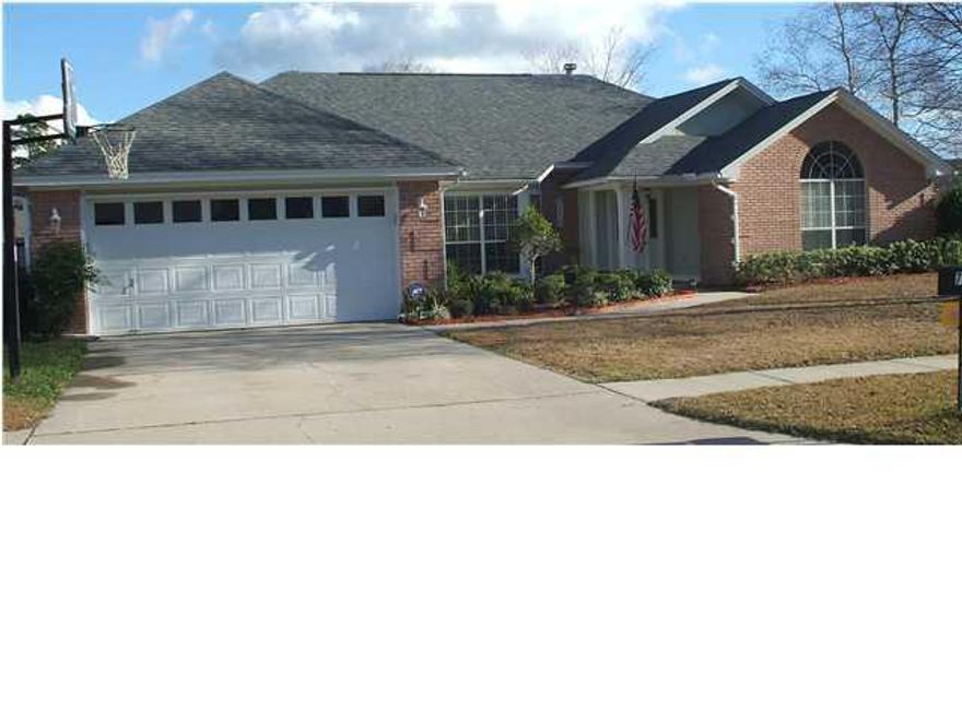 SELLER SAYS BRING OFFER! Buyer incentives offered!!! You'll be amazed at how well taken care of this home is, from the moment you walk in the front door to the spacious foyer you will feel the comfort of home. This home offers Hard wood floors, ceramic tile, new carpet, new roof, split bedroom plan, open family room with fireplace great kitchen with new appliances. You will be even more amazed when you come in to the master bedroom at the amount of space you have, extra large master bath with separate shower and Jacuzzi tub, double sinks with granite counters, new faucets and plenty of upgrades. The back yard has ample space, lush landscaping and BBQ area, you can enjoy all of this while sitting in your screened in porch with slate tile floors. This house is a must see, don let it get away