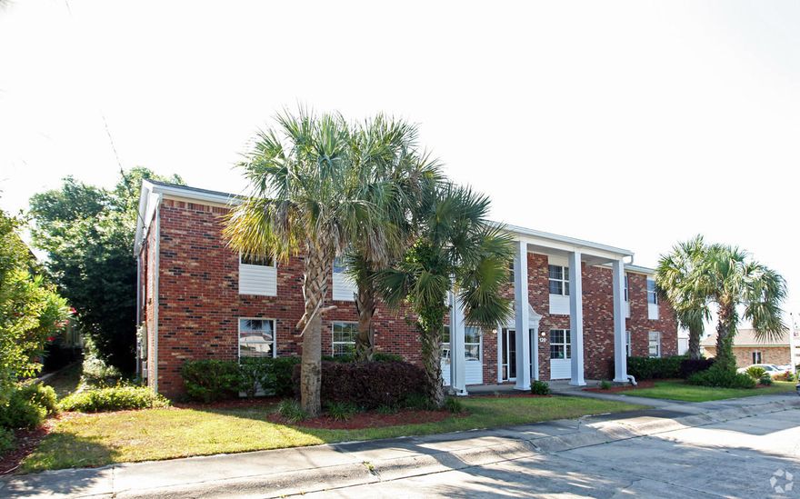 Large individual office that is ideally located just off of busy Hwy 98 in Destin. Approximately 12x12. The unit is located on the 2nd floor (no elevator in the building).